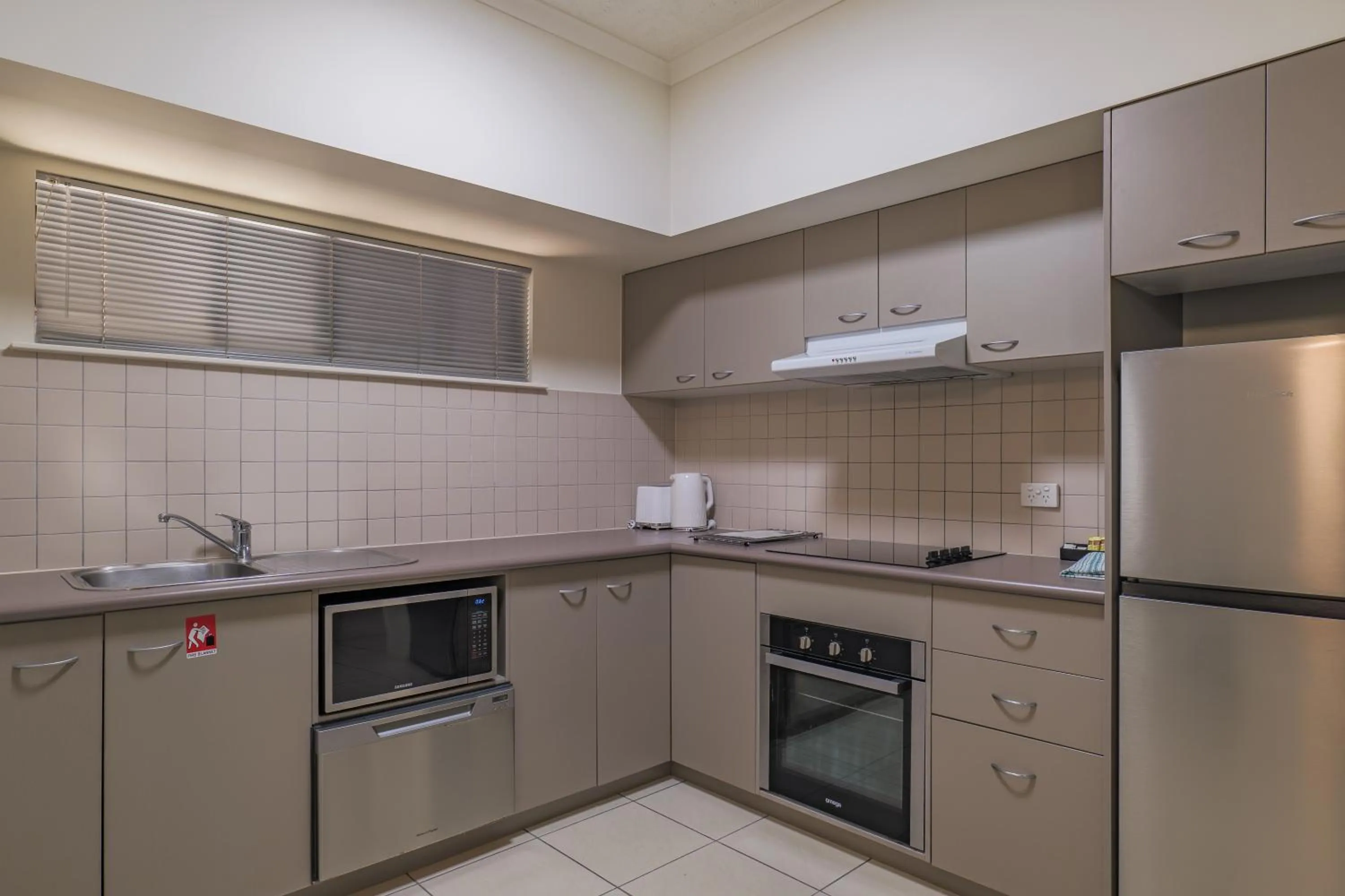 Kitchen or kitchenette in Southern Cross Atrium Apartments