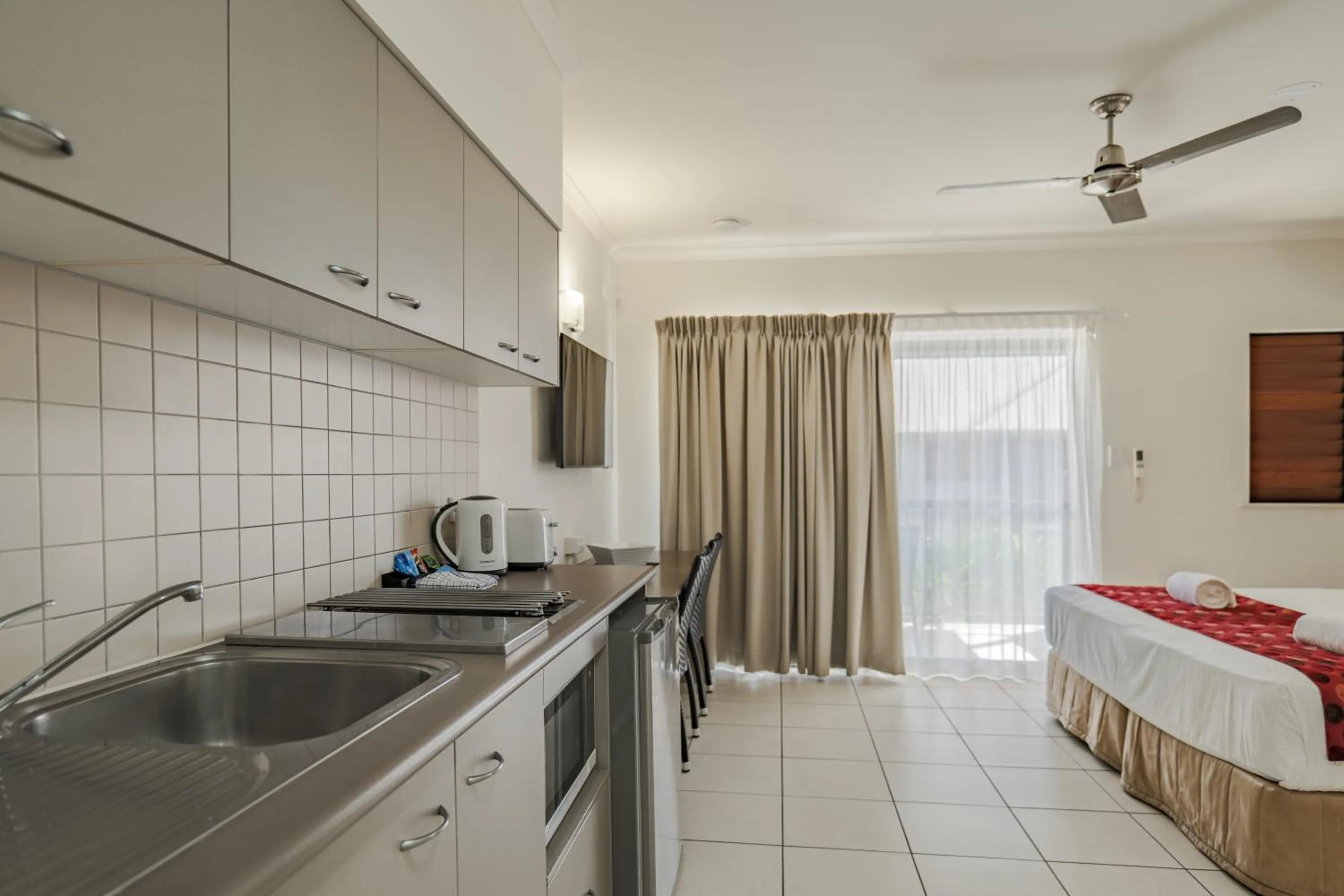 Kitchen or kitchenette, Bed in Southern Cross Atrium Apartments