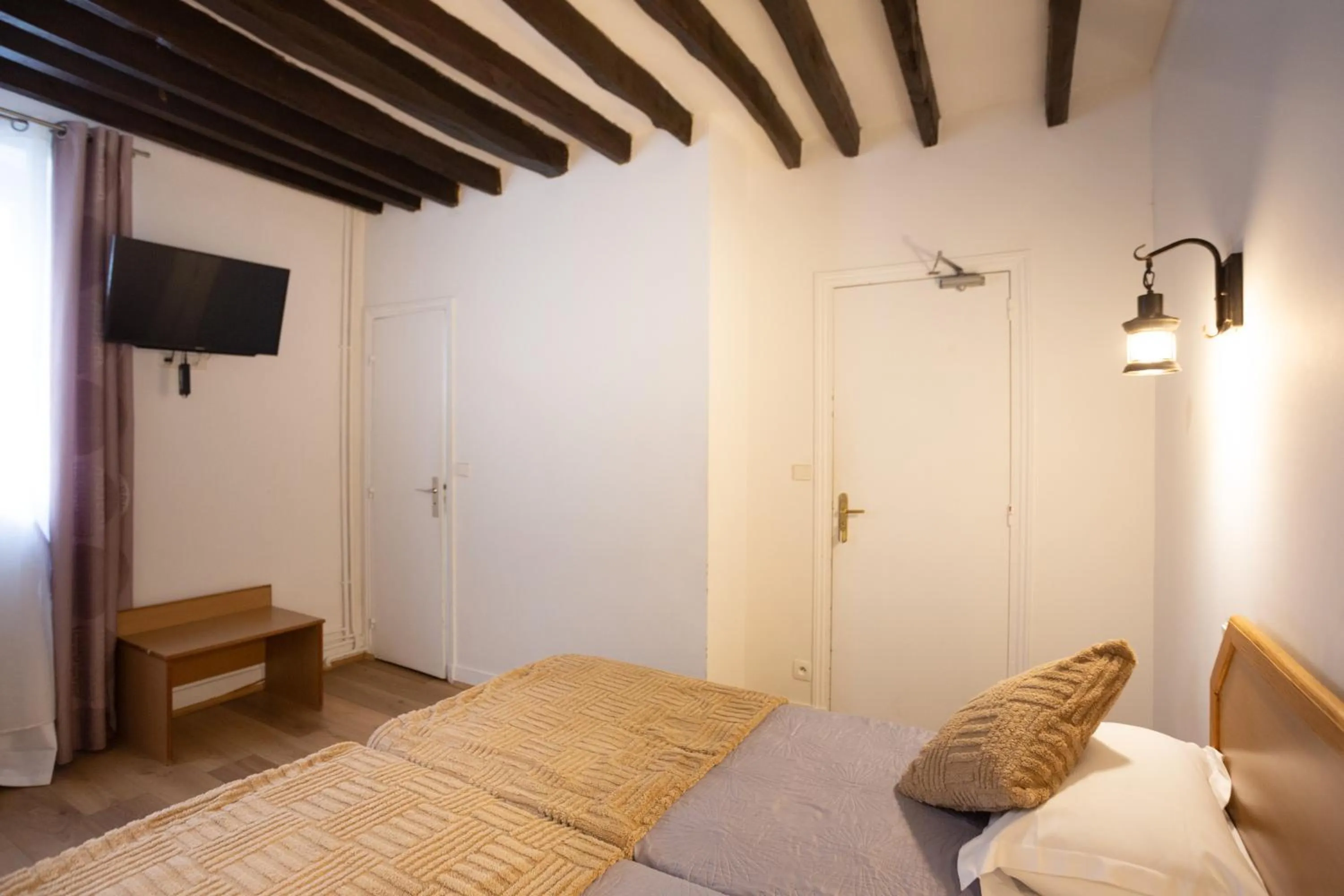 Bed in Hôtel Léonard de Vinci II