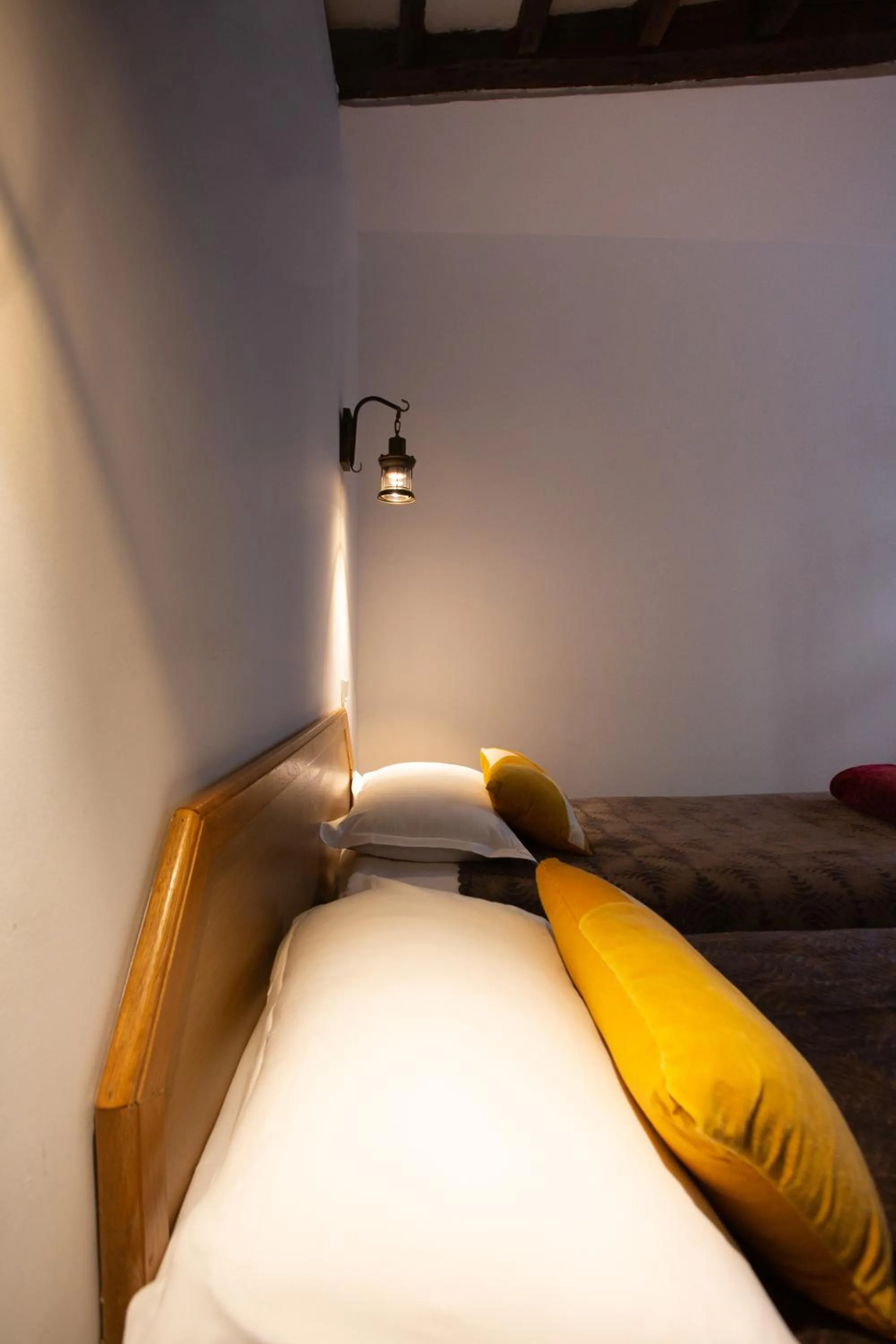 Bed in Hôtel Léonard de Vinci II