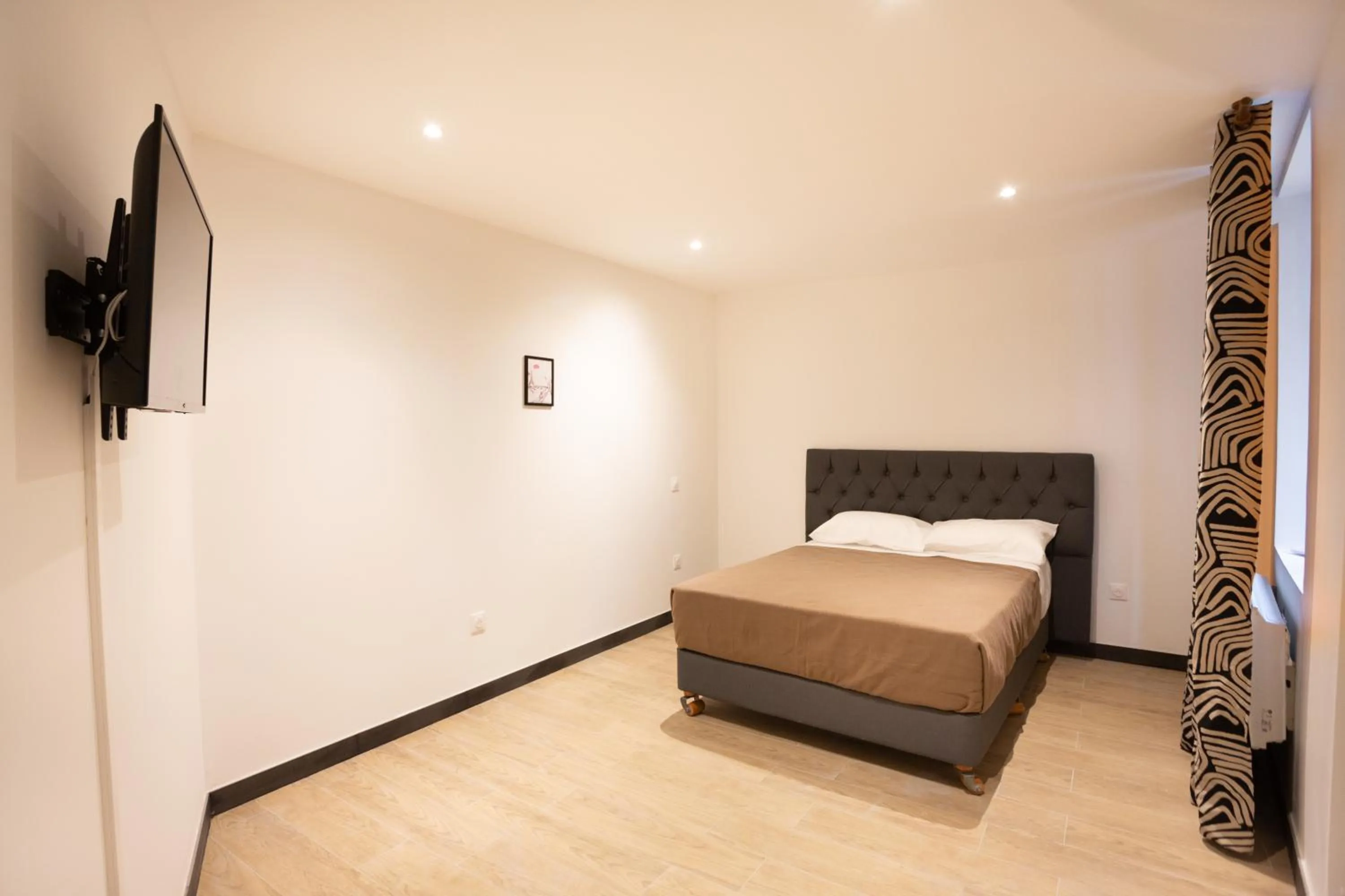 Bedroom, Bed in Hôtel Léonard de Vinci II