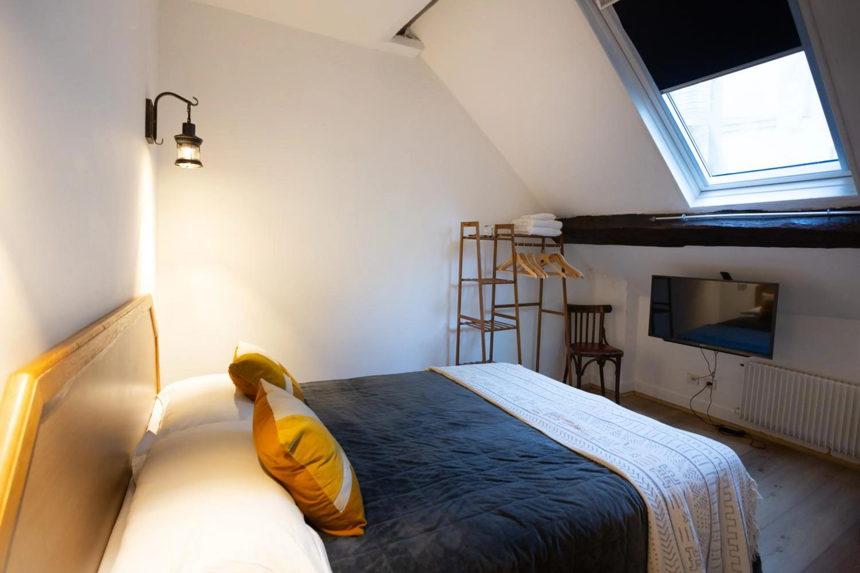 Bed in Hôtel Léonard de Vinci II