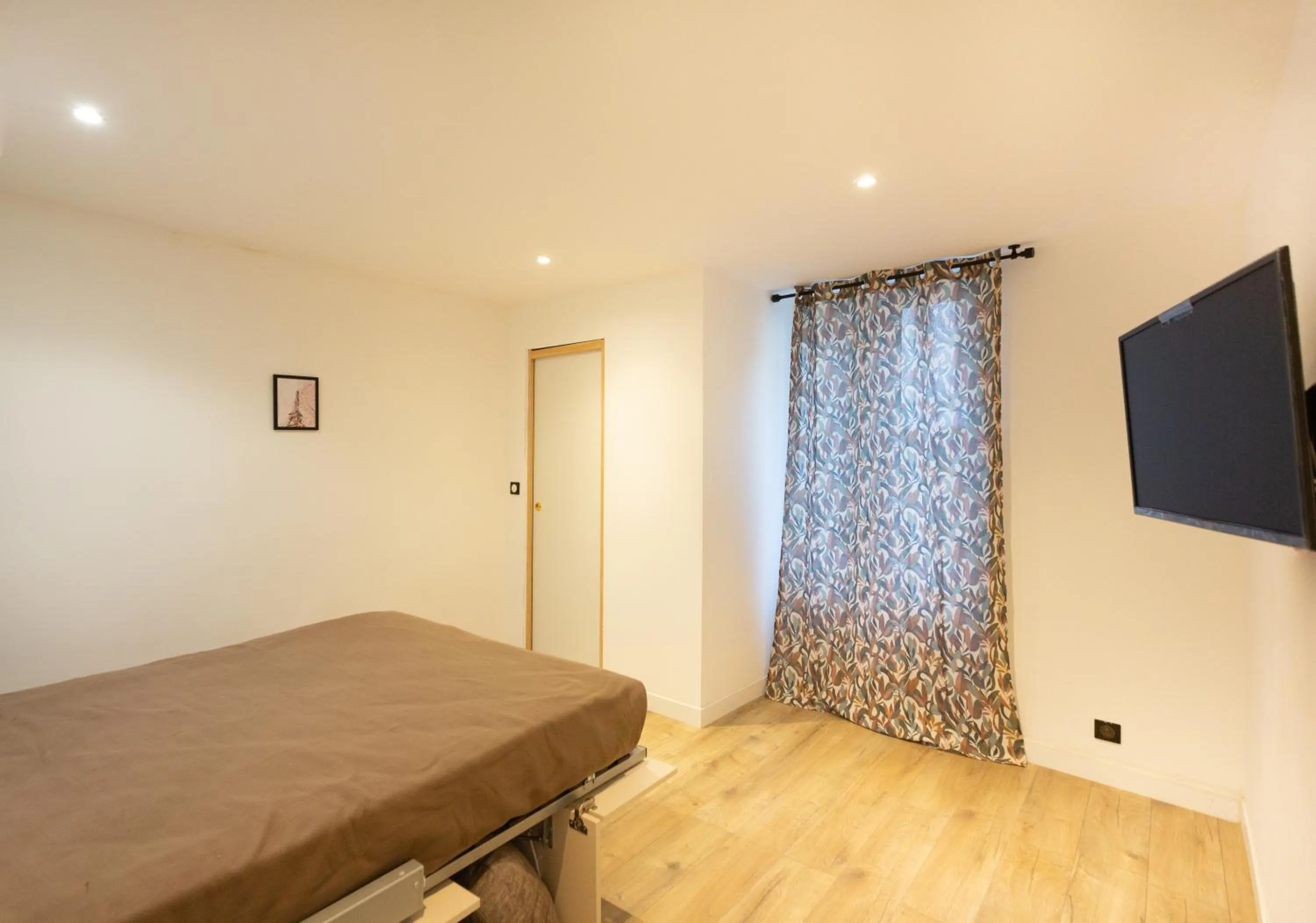 Photo of the whole room in Hôtel Léonard de Vinci II