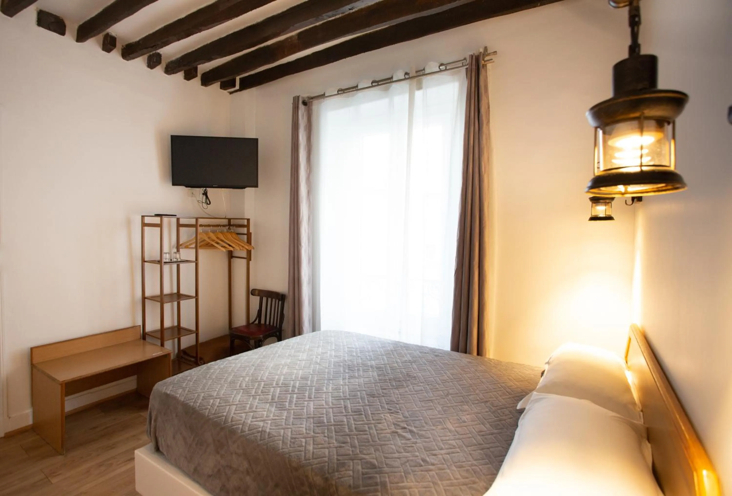 Bed in Hôtel Léonard de Vinci II