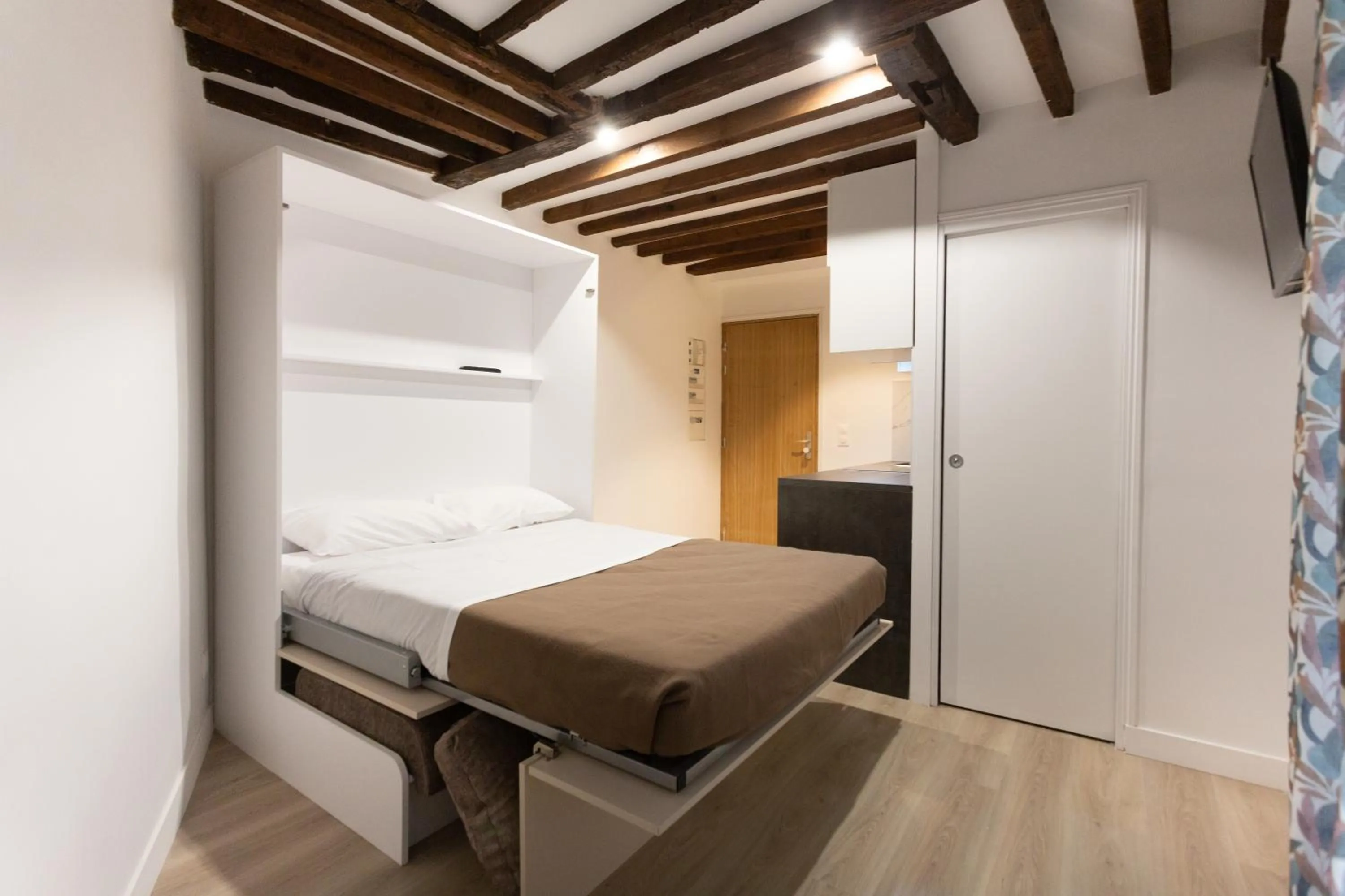 Photo of the whole room, Bed in Hôtel Léonard de Vinci II