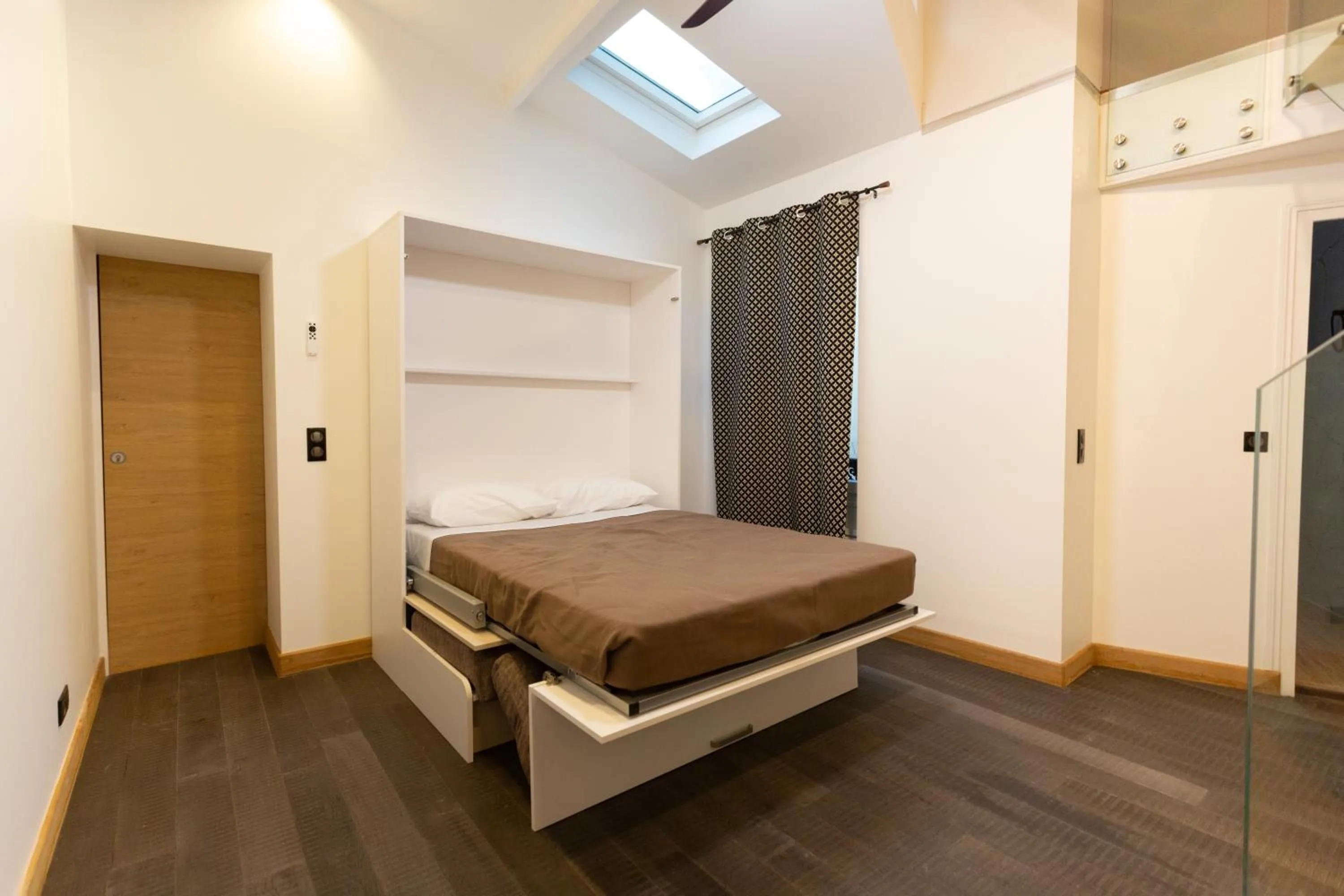 Bed in Hôtel Léonard de Vinci II