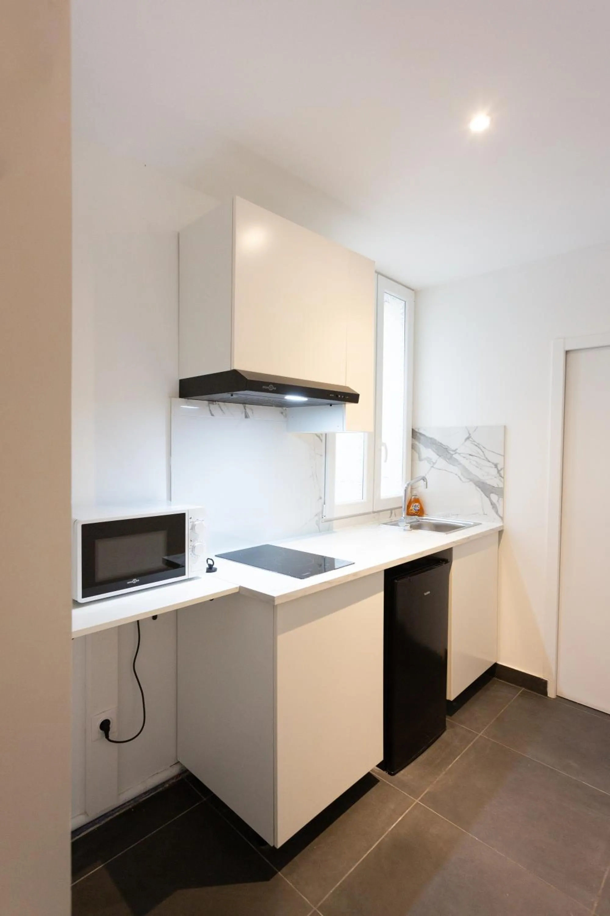 Kitchen or kitchenette in Hôtel Léonard de Vinci II