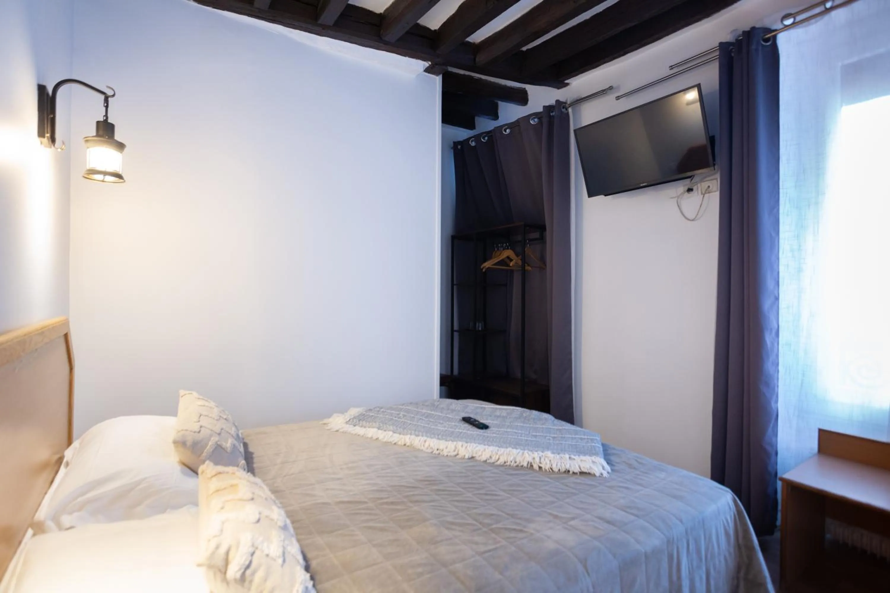 Bed in Hôtel Léonard de Vinci II