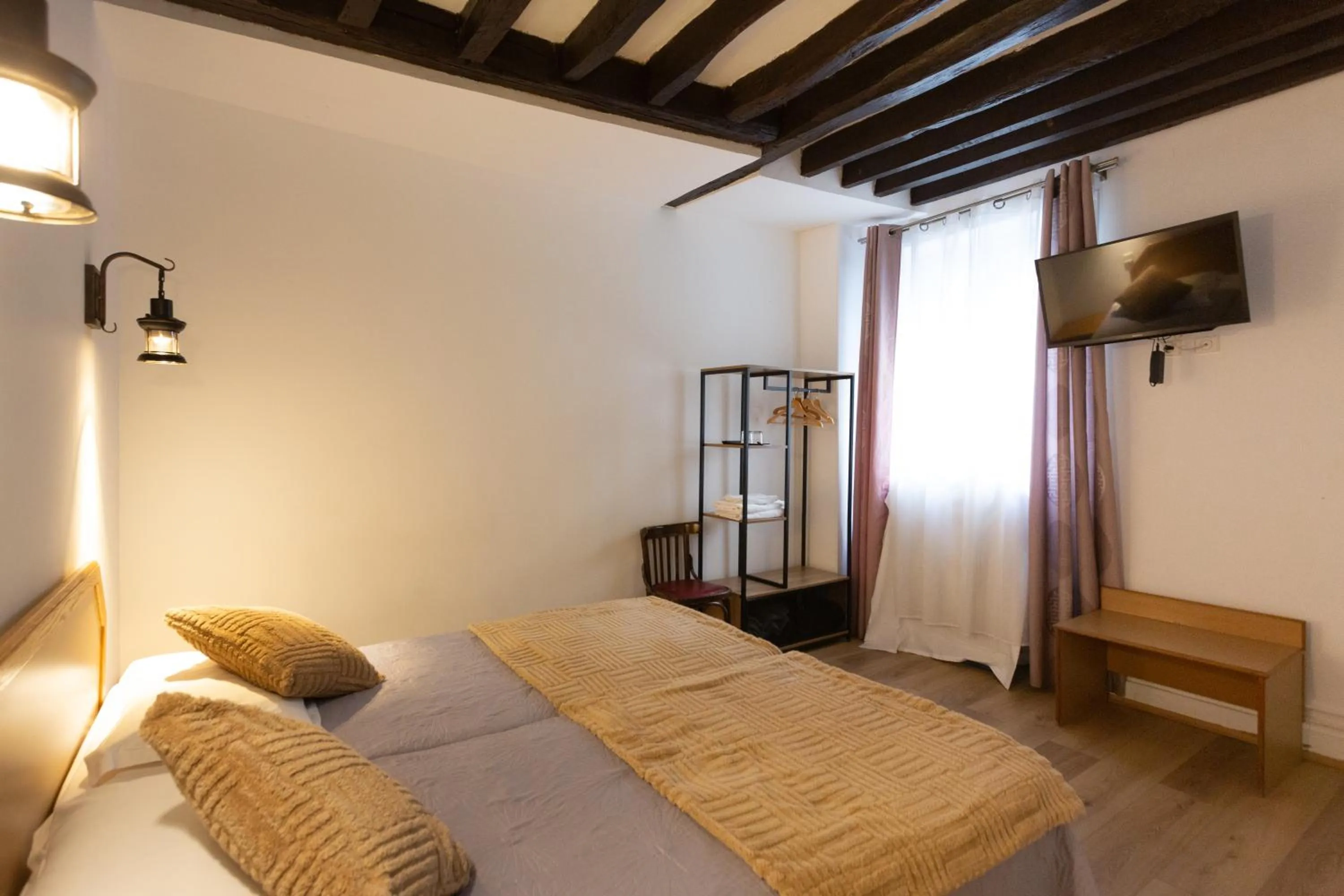 Bed in Hôtel Léonard de Vinci II