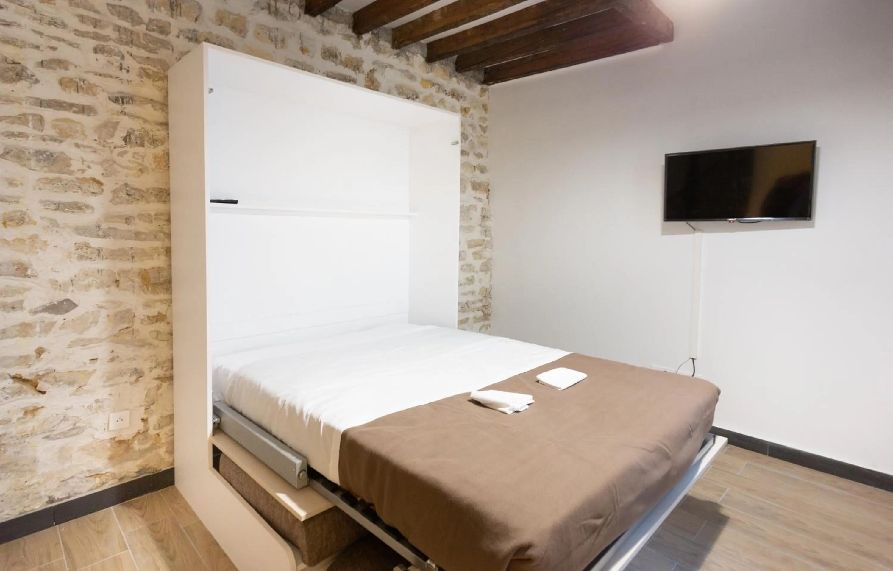 Bed in Hôtel Léonard de Vinci II