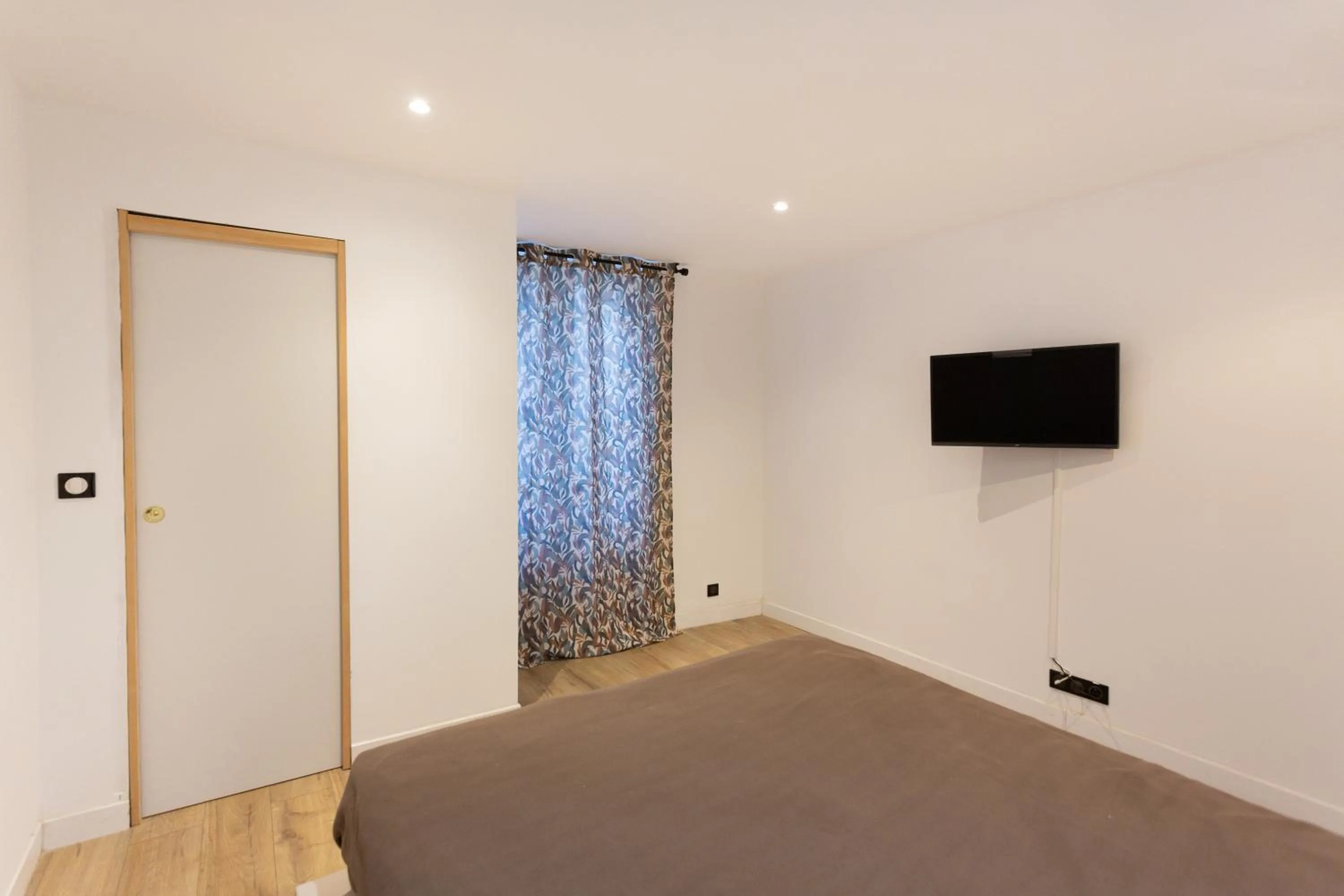 Photo of the whole room, Bed in Hôtel Léonard de Vinci II