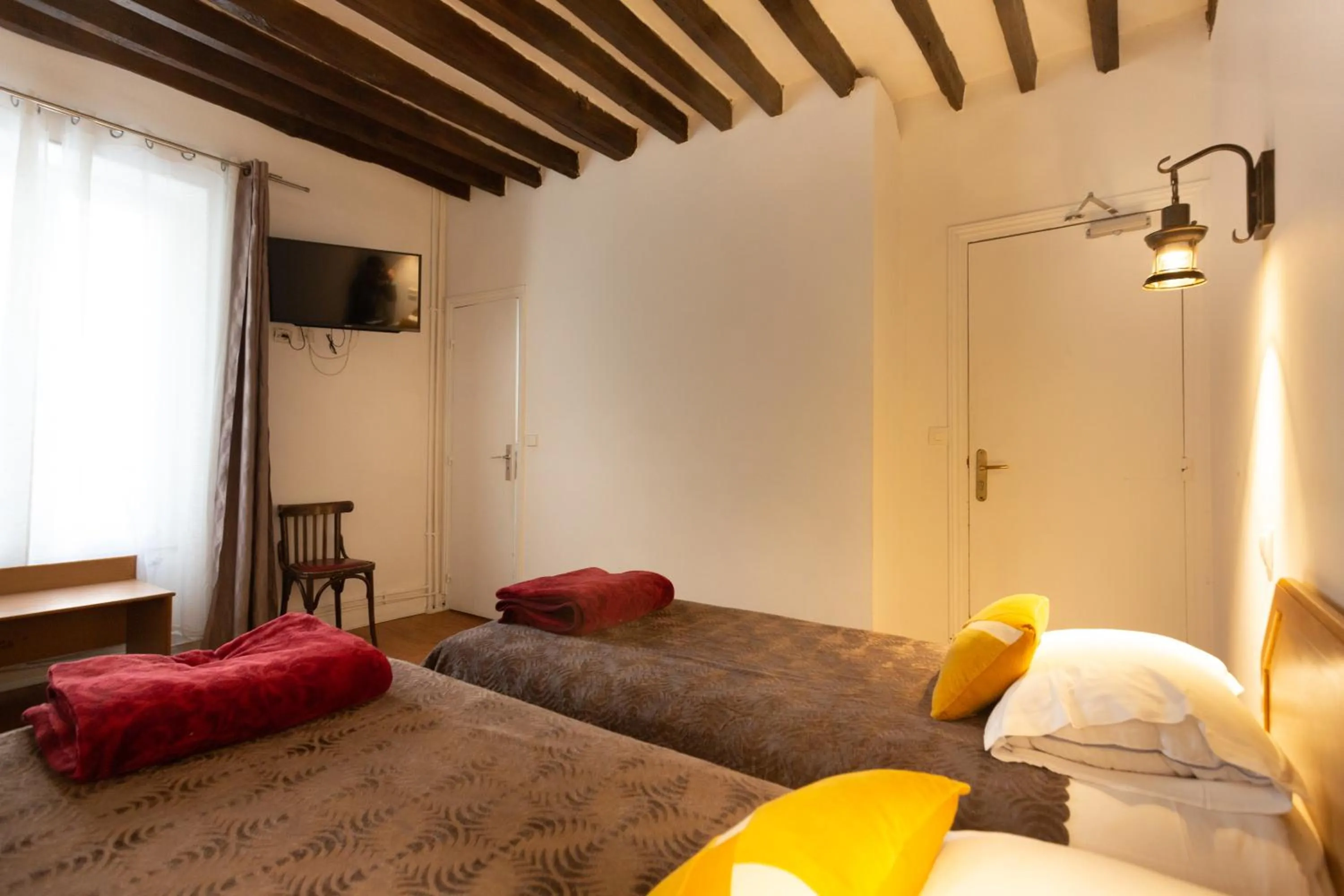 Bed in Hôtel Léonard de Vinci II