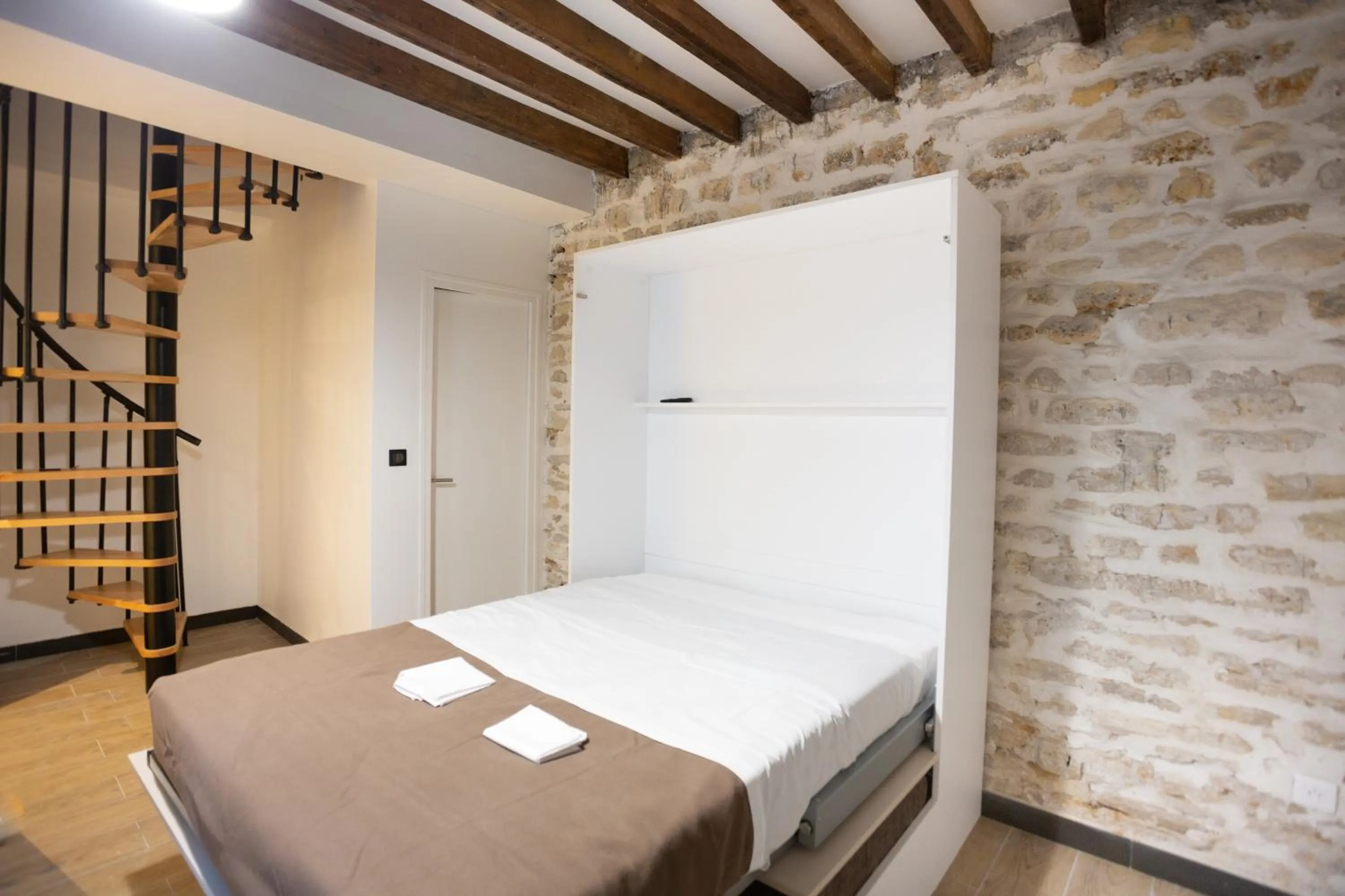 Photo of the whole room, Bed in Hôtel Léonard de Vinci II