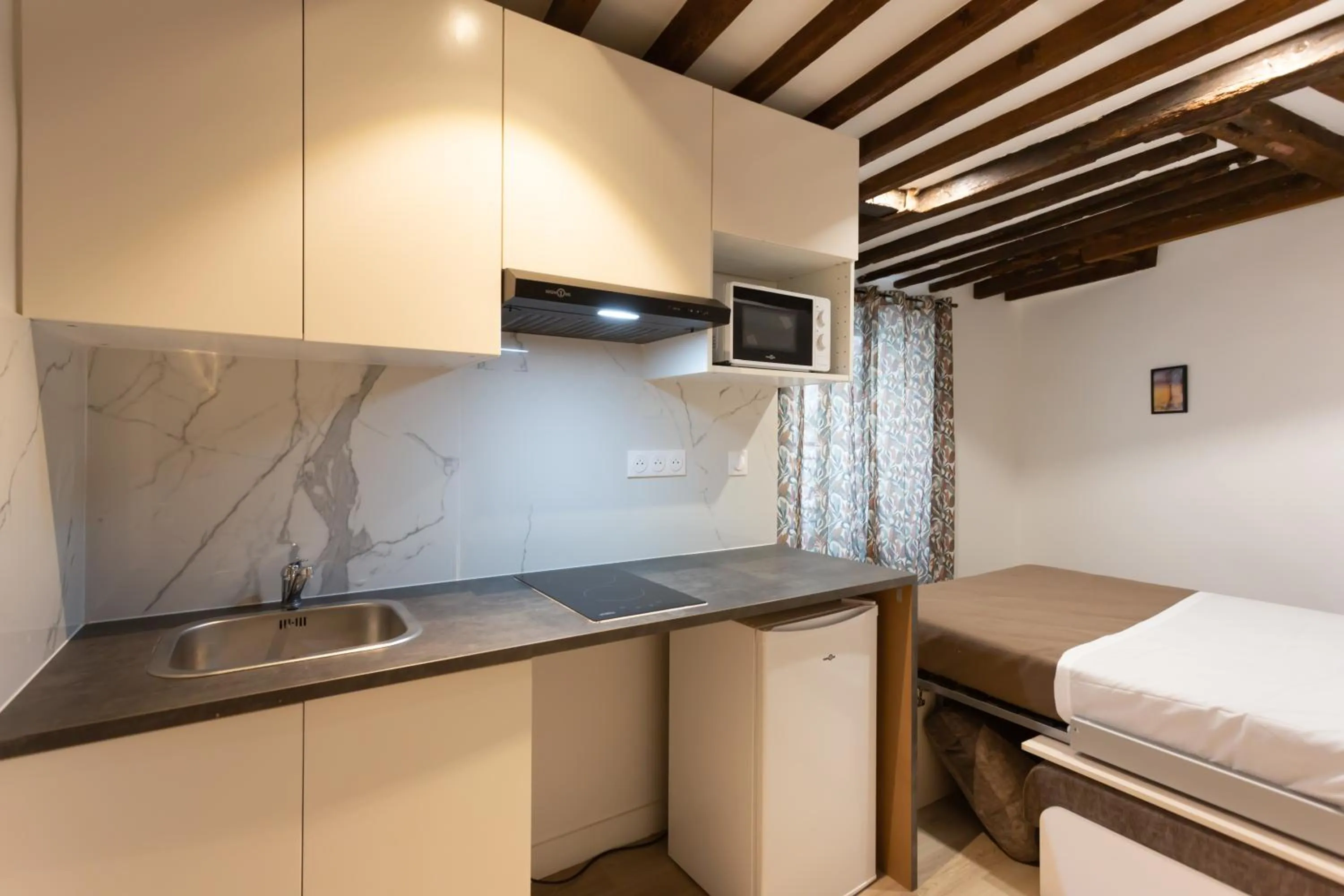 Photo of the whole room, Bed in Hôtel Léonard de Vinci II