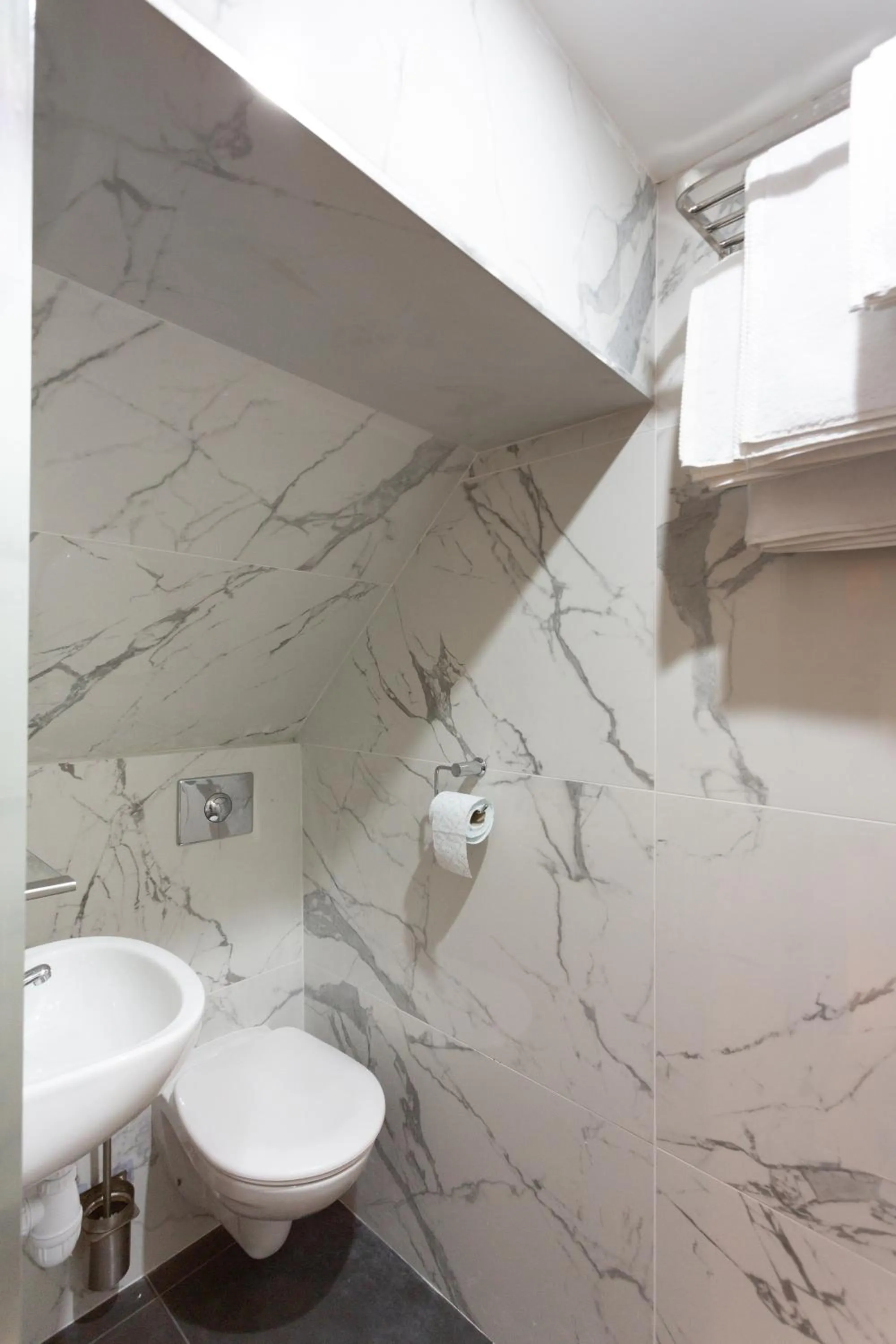 Bathroom in Hôtel Léonard de Vinci II