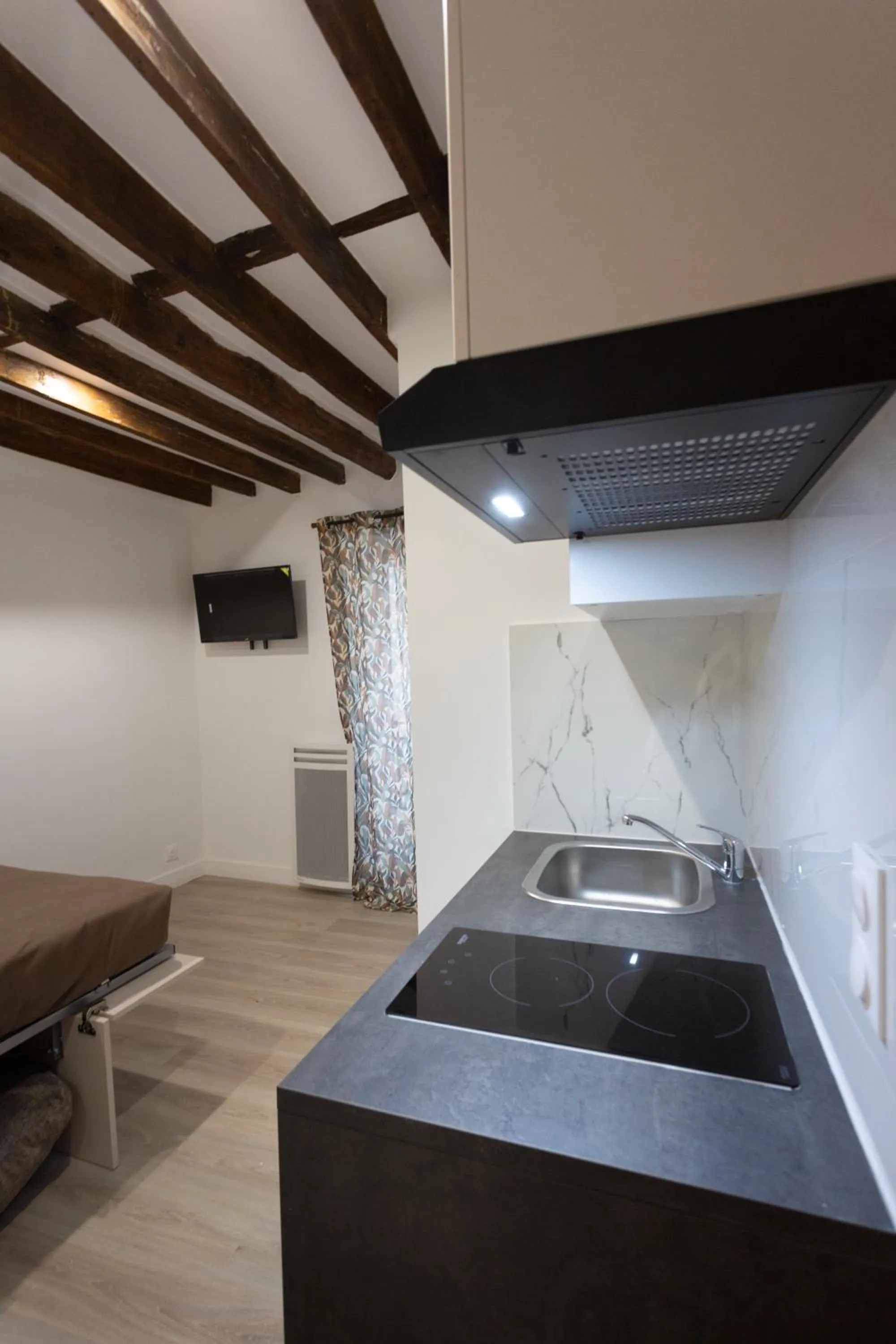 Kitchen or kitchenette in Hôtel Léonard de Vinci II