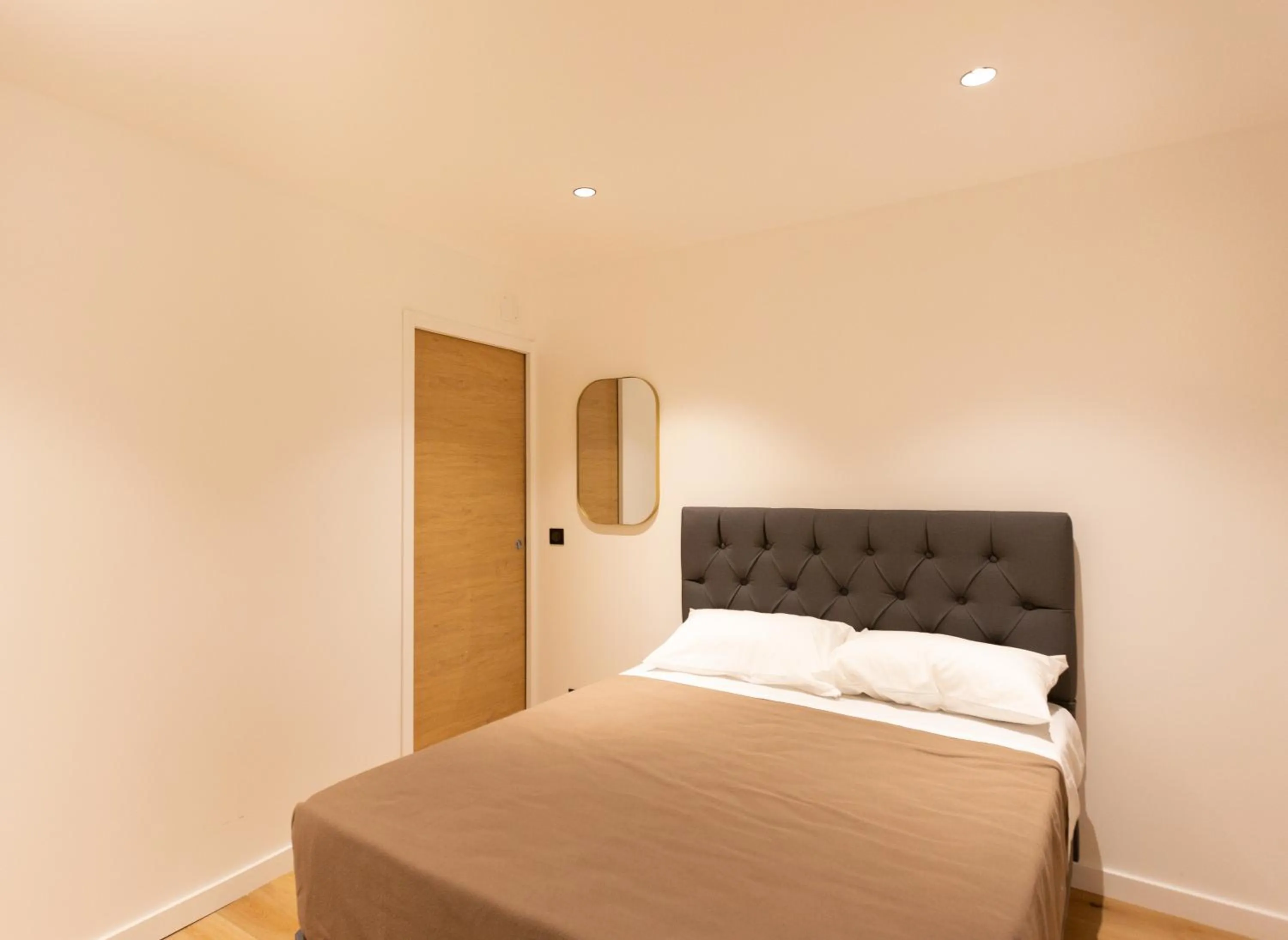 Bed in Hôtel Léonard de Vinci II