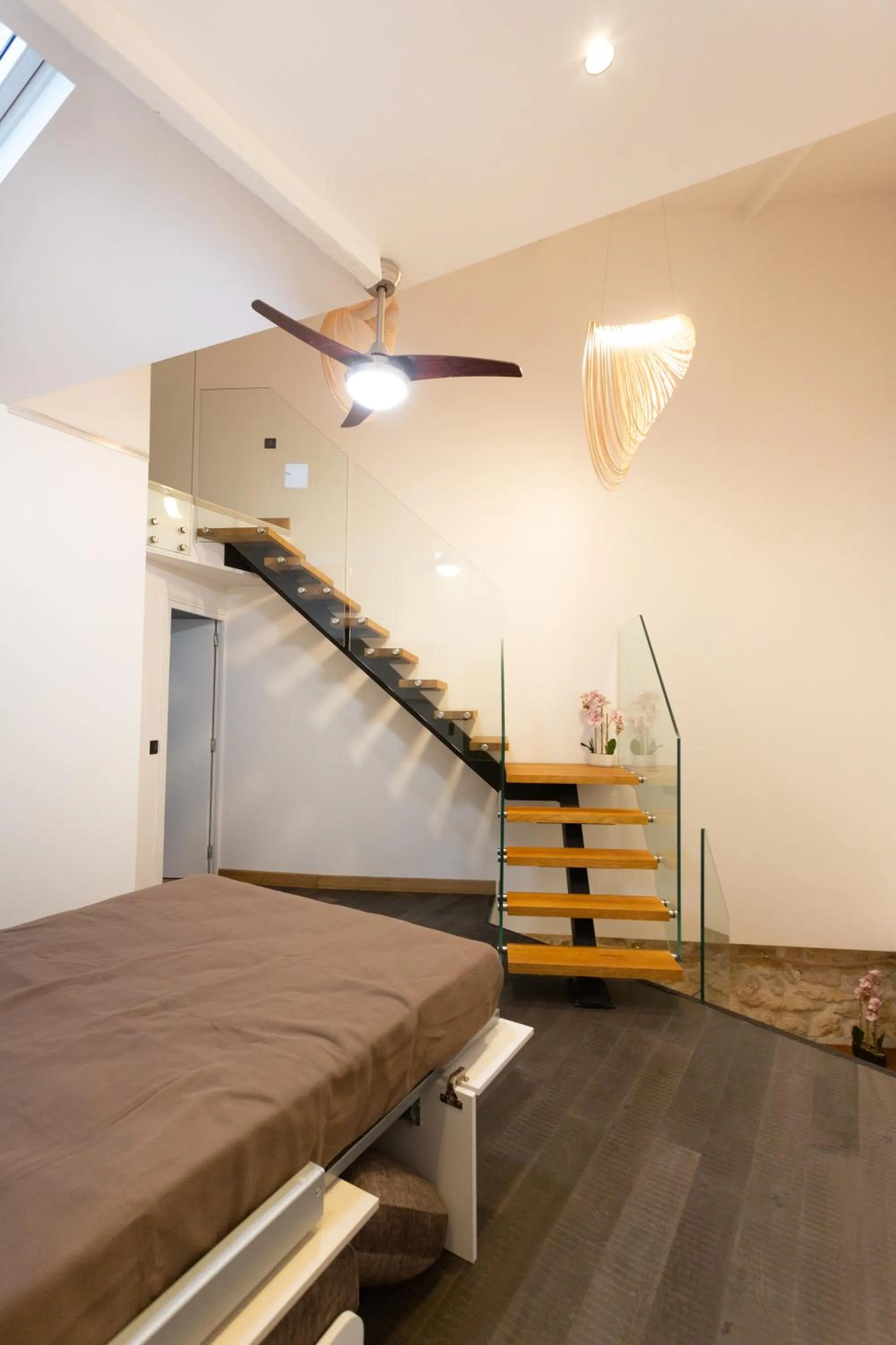 Bed in Hôtel Léonard de Vinci II