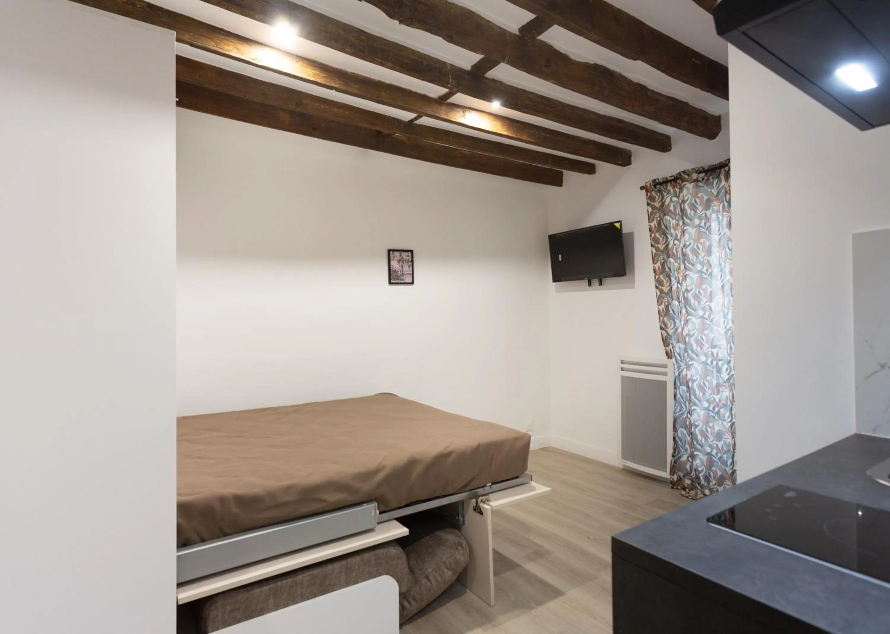 Bedroom, Bed in Hôtel Léonard de Vinci II