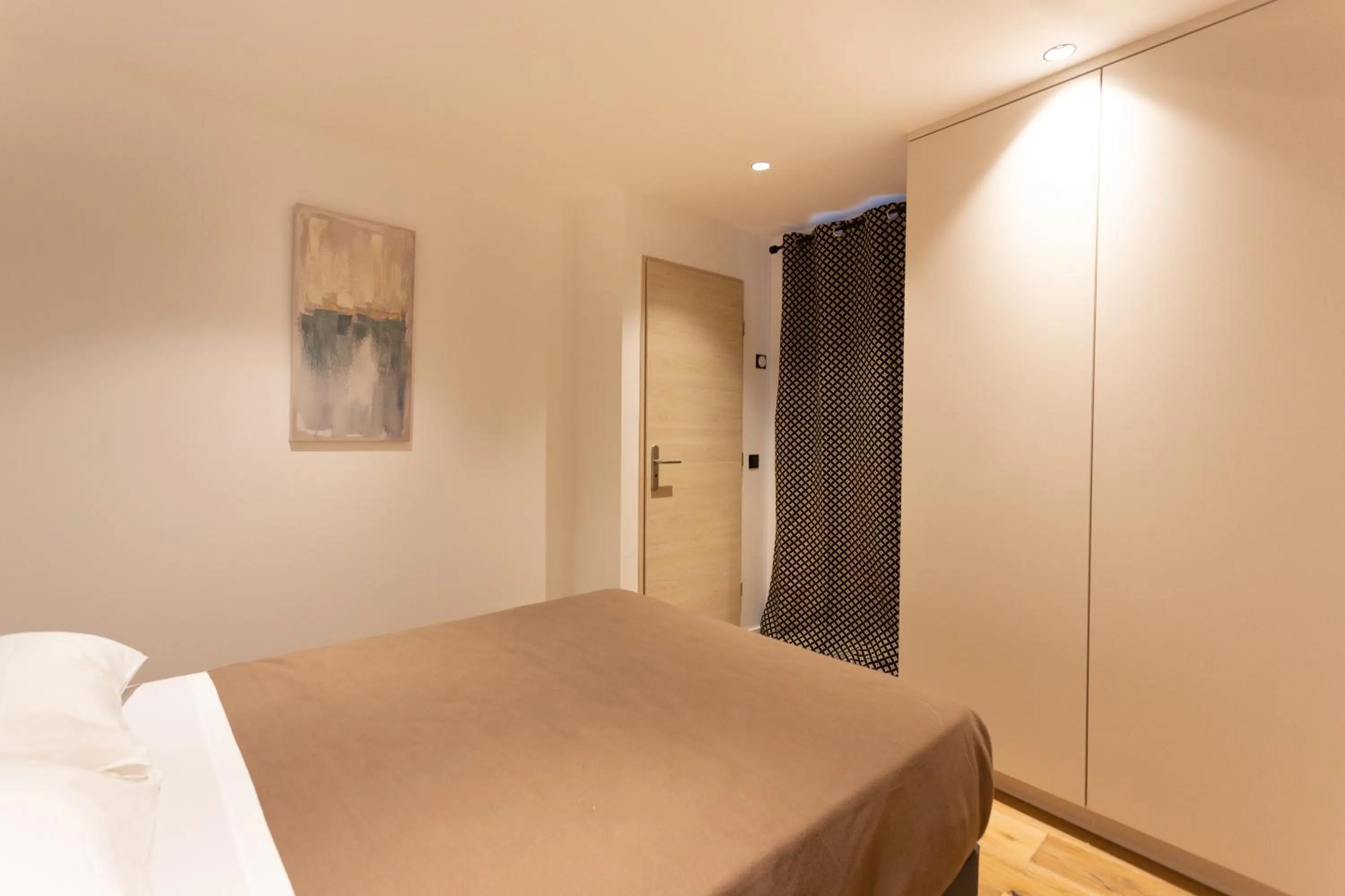 Bed in Hôtel Léonard de Vinci II