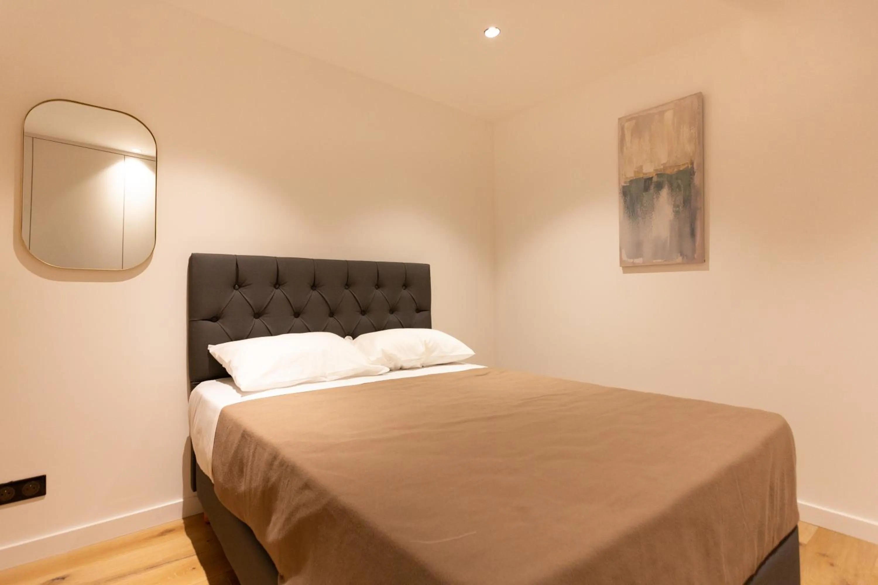 Bed in Hôtel Léonard de Vinci II