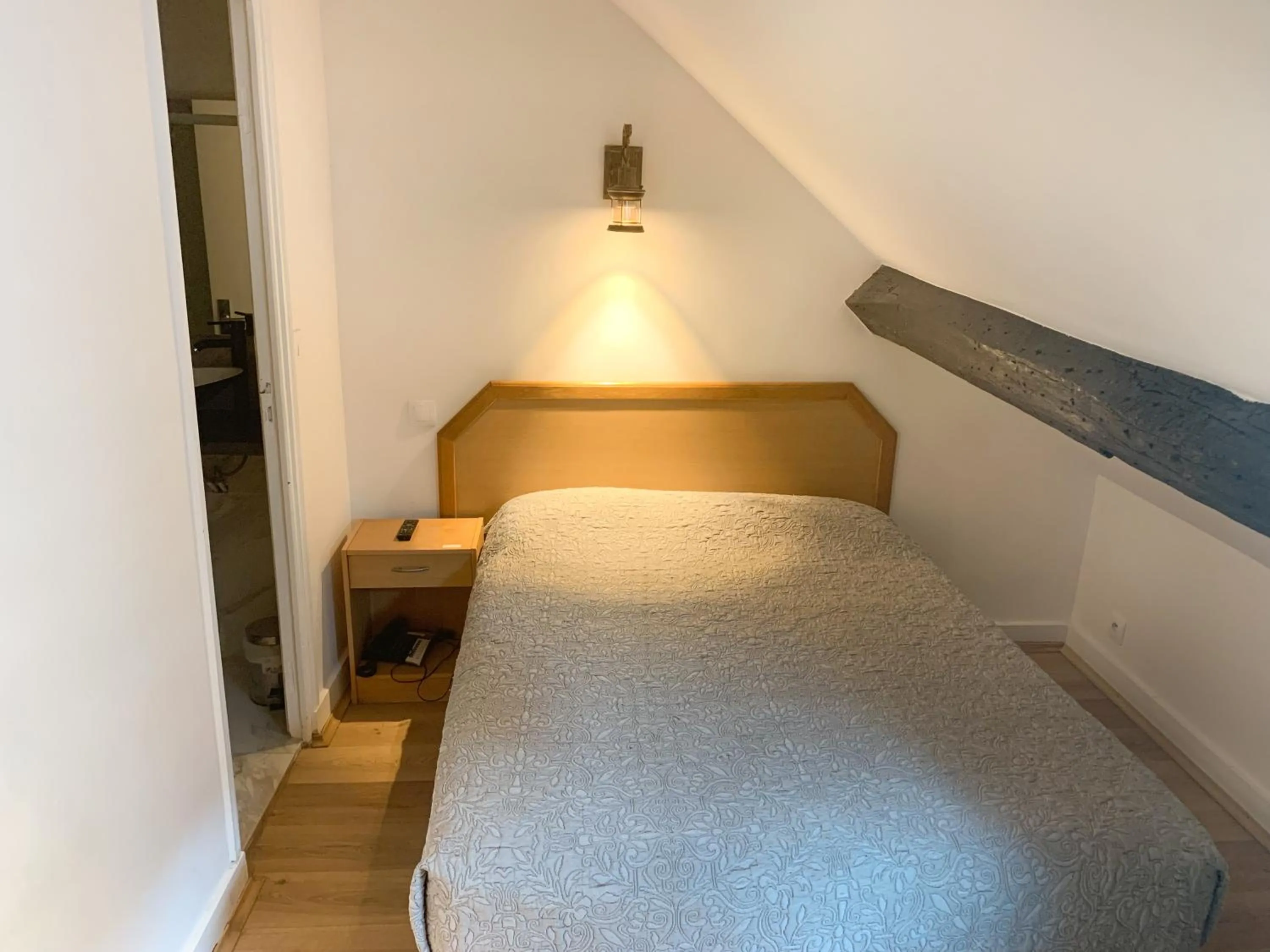 Bedroom, Bed in Hôtel Léonard de Vinci II