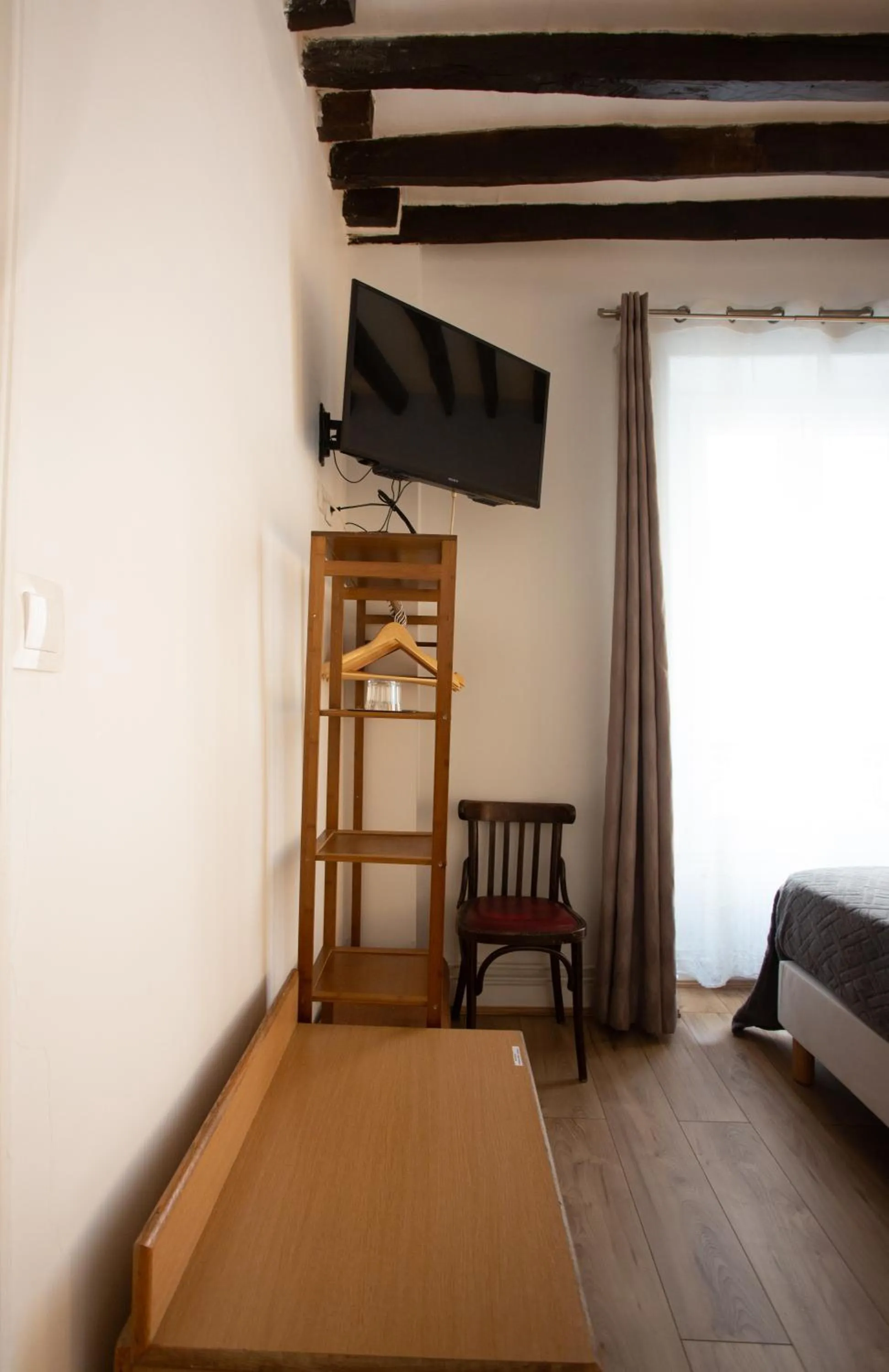 Bed in Hôtel Léonard de Vinci II