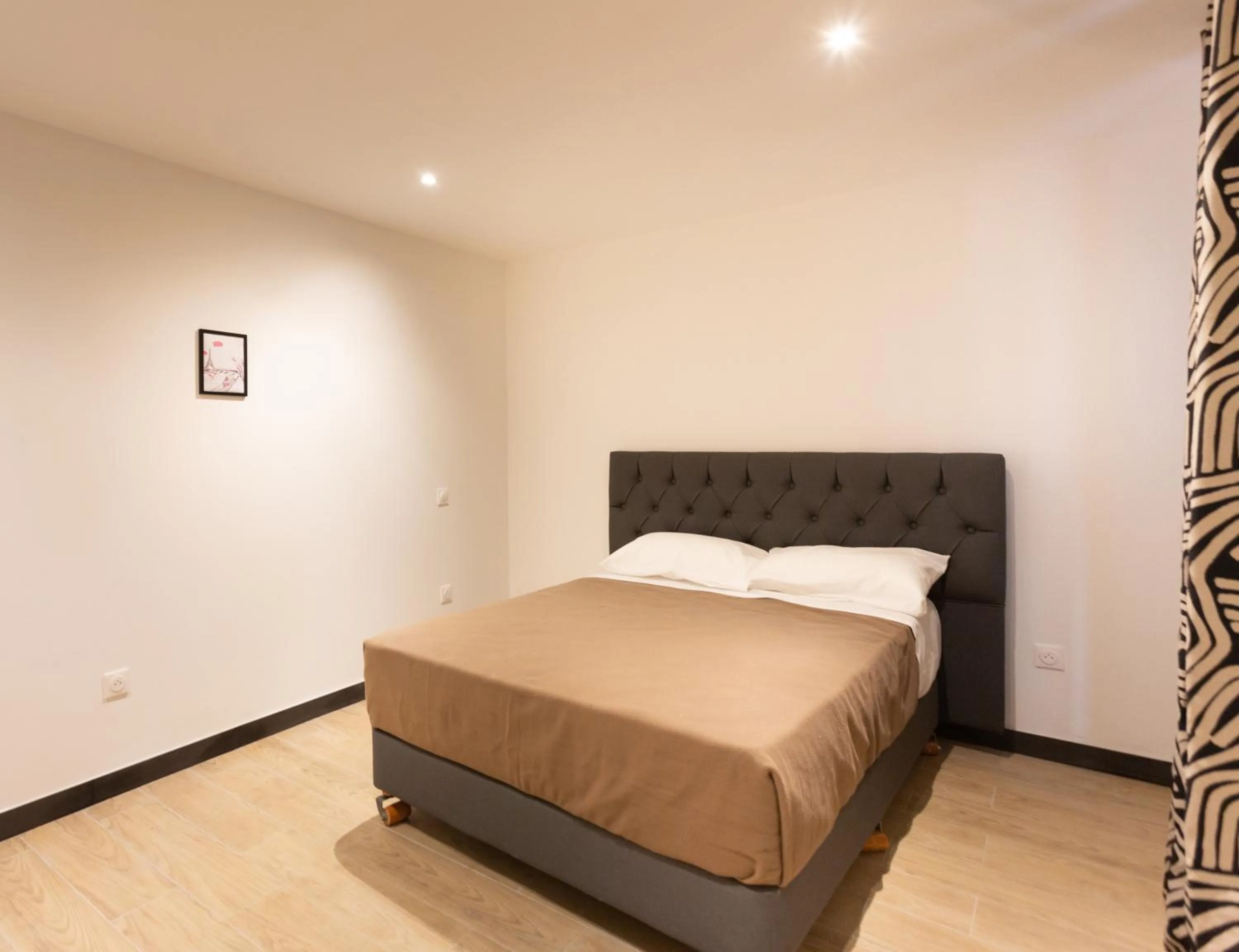 Bed in Hôtel Léonard de Vinci II