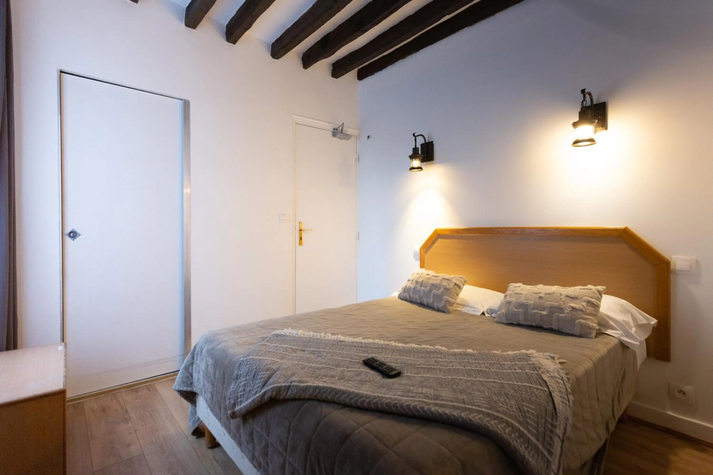 Bed in Hôtel Léonard de Vinci II