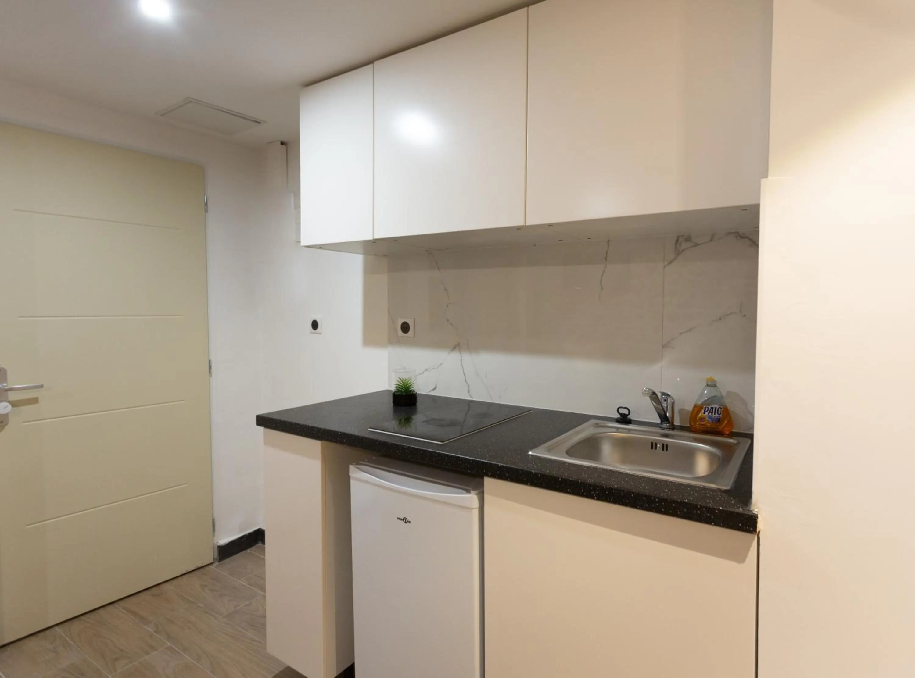 Kitchen or kitchenette in Hôtel Léonard de Vinci II