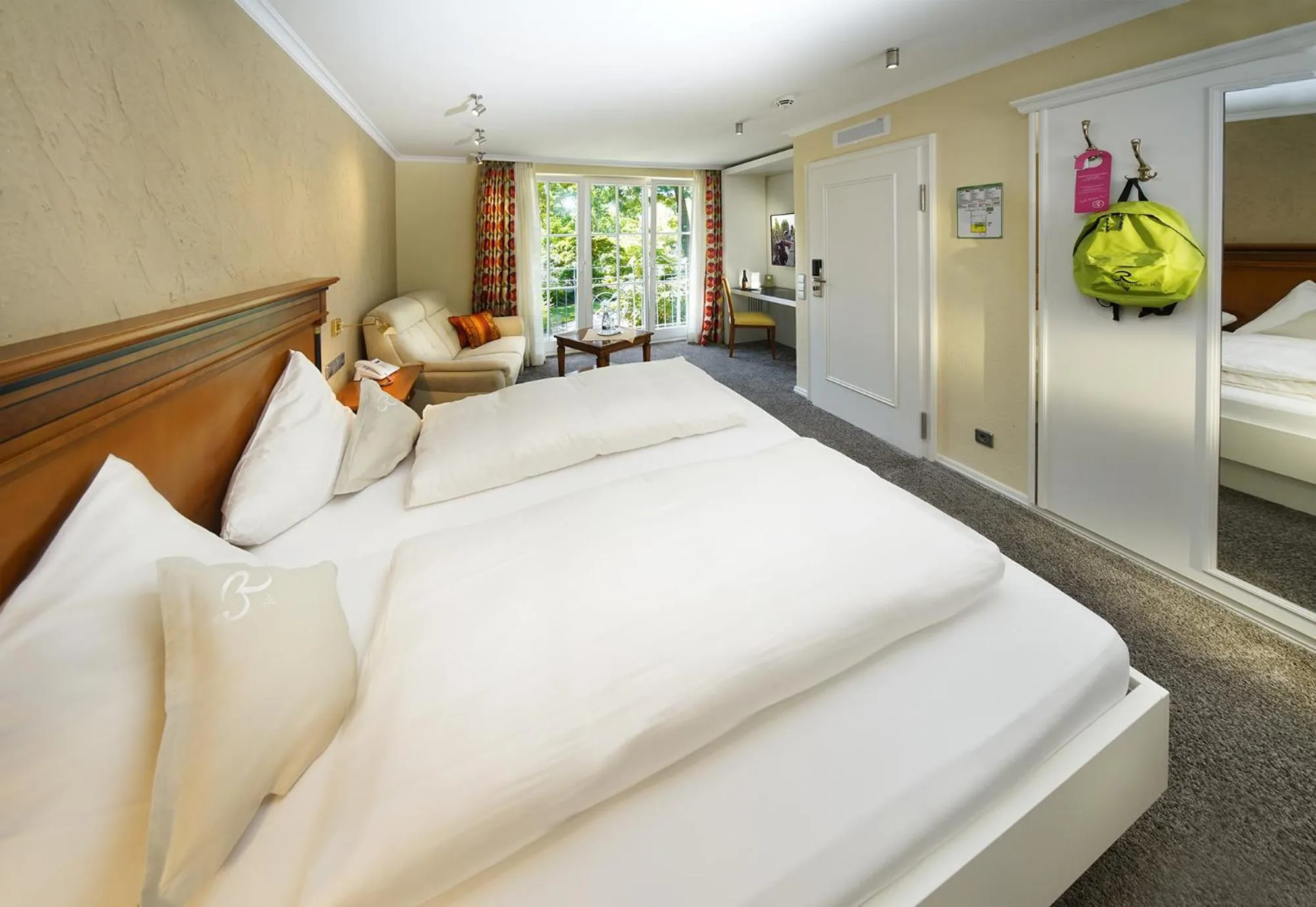 Living room, Bed in Hotel Rebstock Durbach