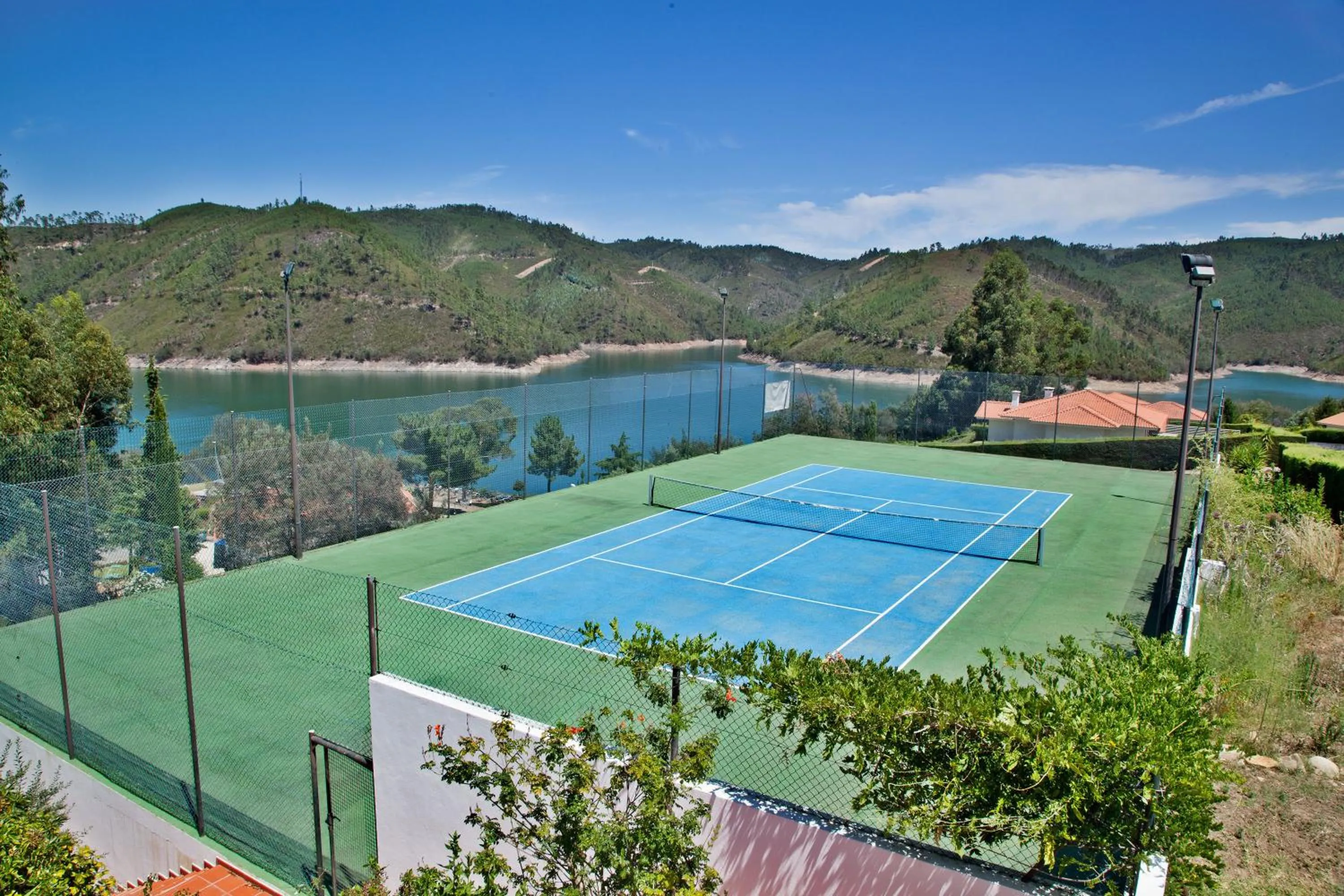 Tennis court in Apartamentos do Lago