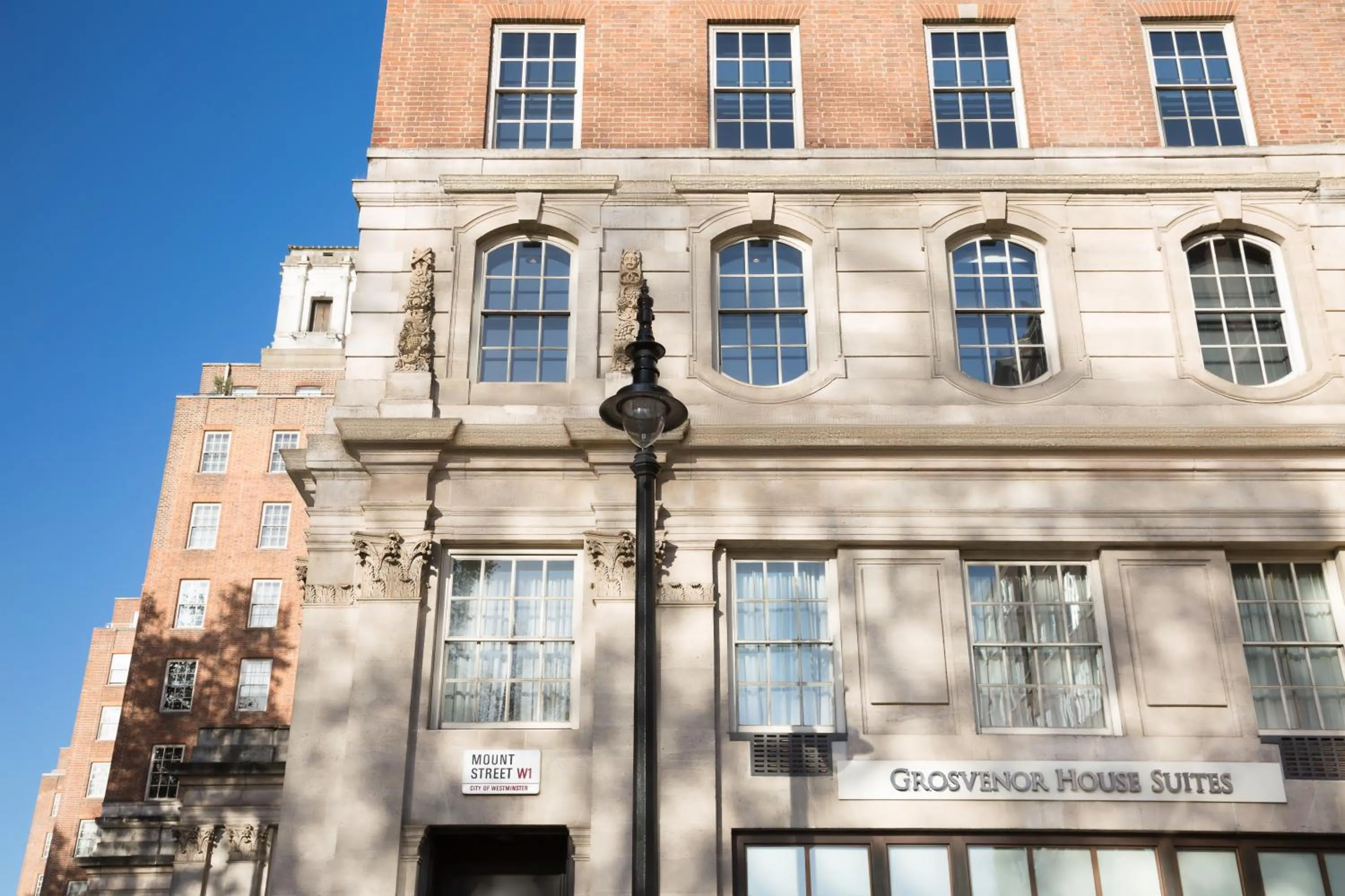 Facade/entrance in Grosvenor House Suites
