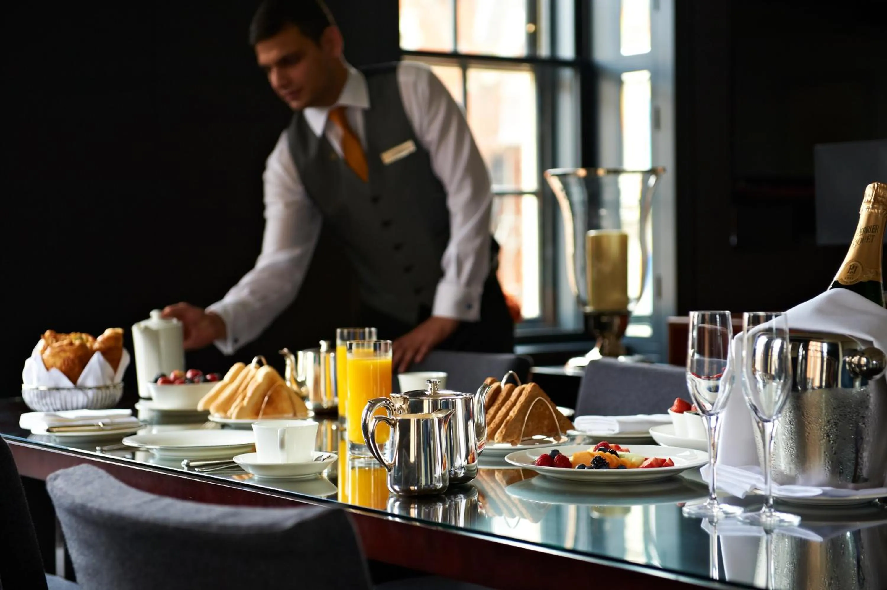 Restaurant/places to eat in Grosvenor House Suites