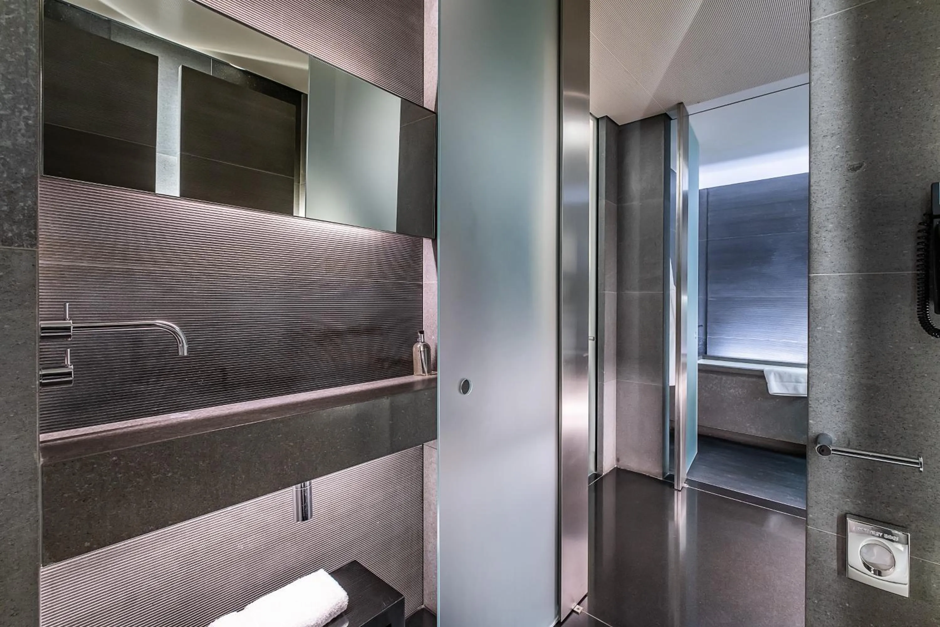 Bathroom in Grosvenor House Suites