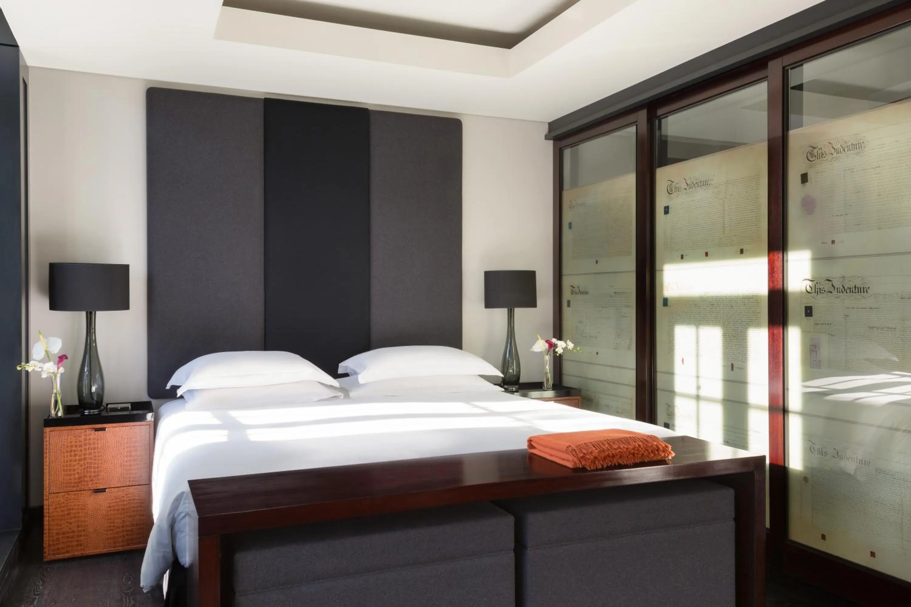 Property building, Bed in Grosvenor House Suites