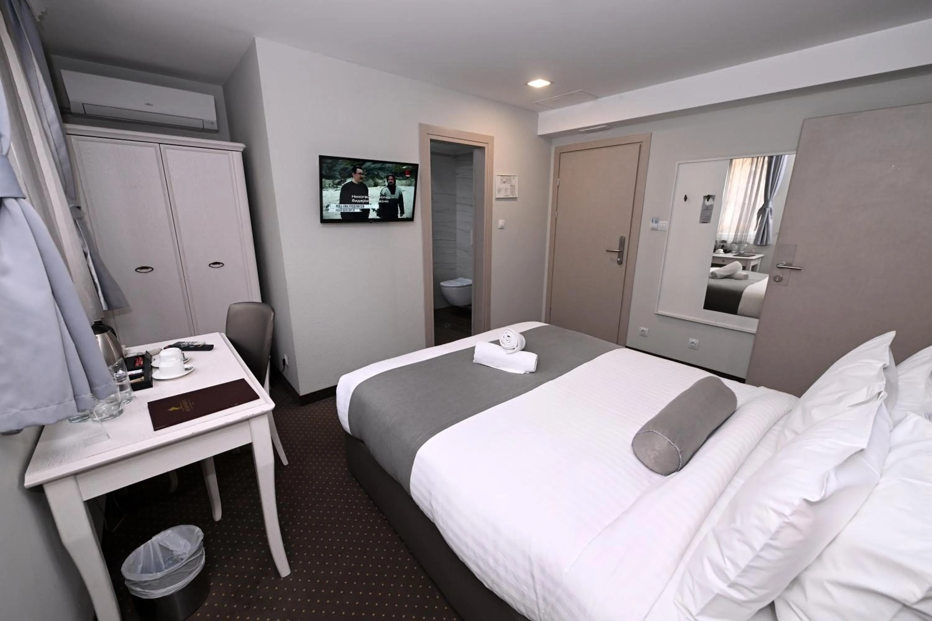 Toilet, Bed in Hotel Alexandar II