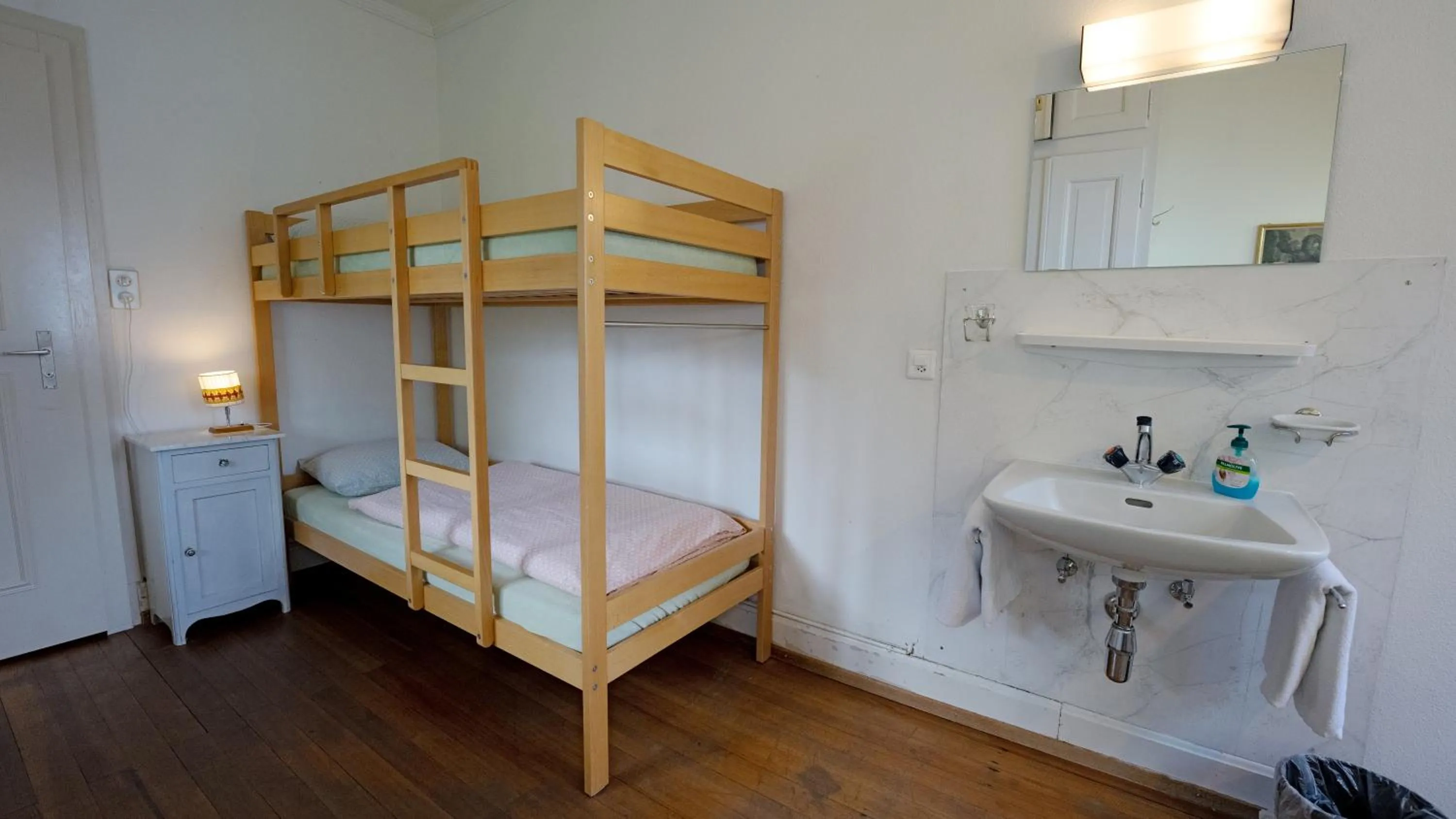 Photo of the whole room, Bed in Leissigen Youth Hostel