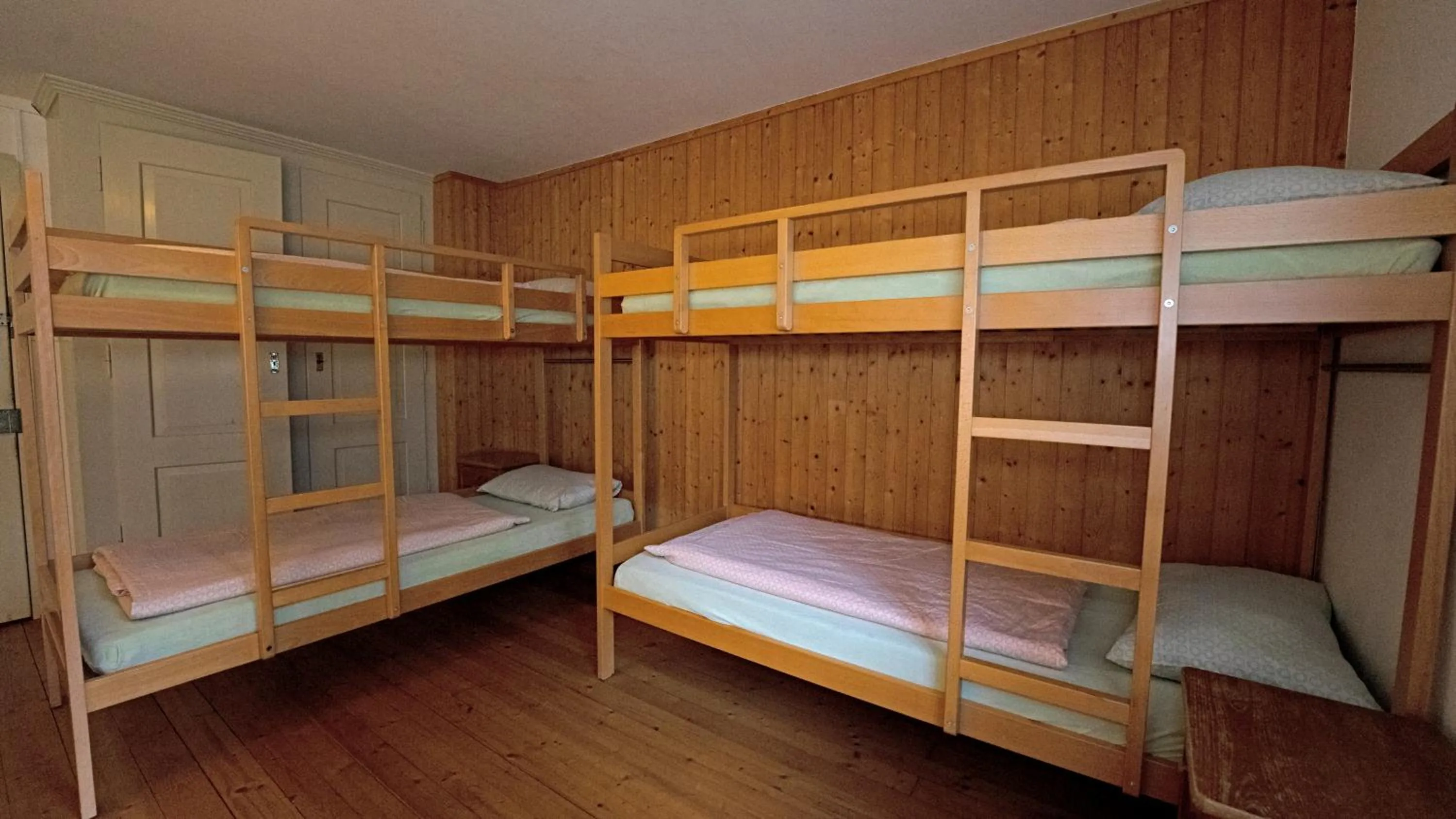 Photo of the whole room, Bed in Leissigen Youth Hostel