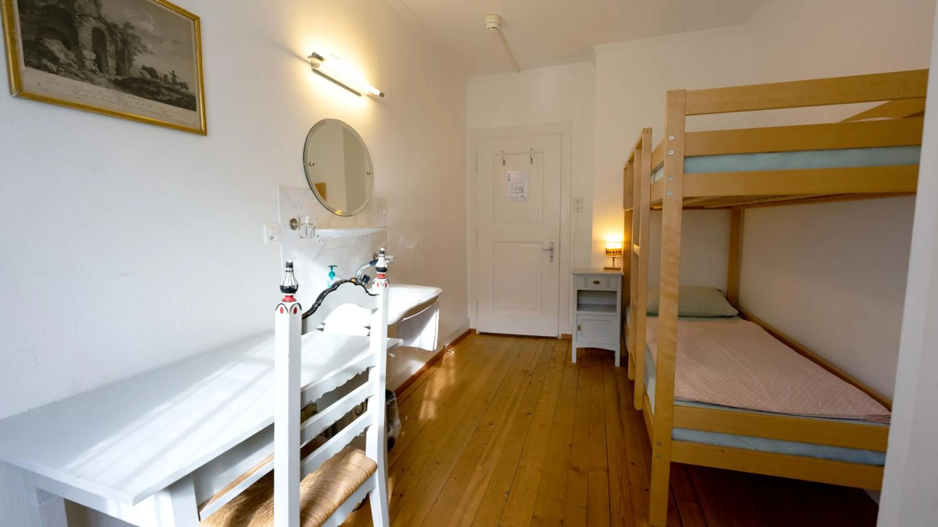 Photo of the whole room, Bed in Leissigen Youth Hostel
