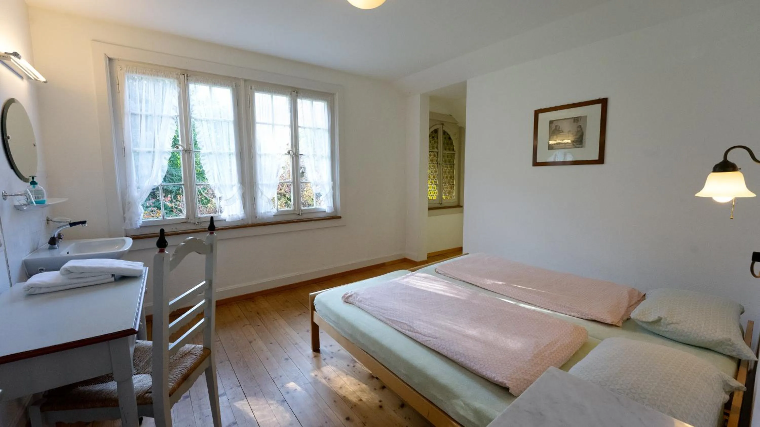 Photo of the whole room, Bed in Leissigen Youth Hostel