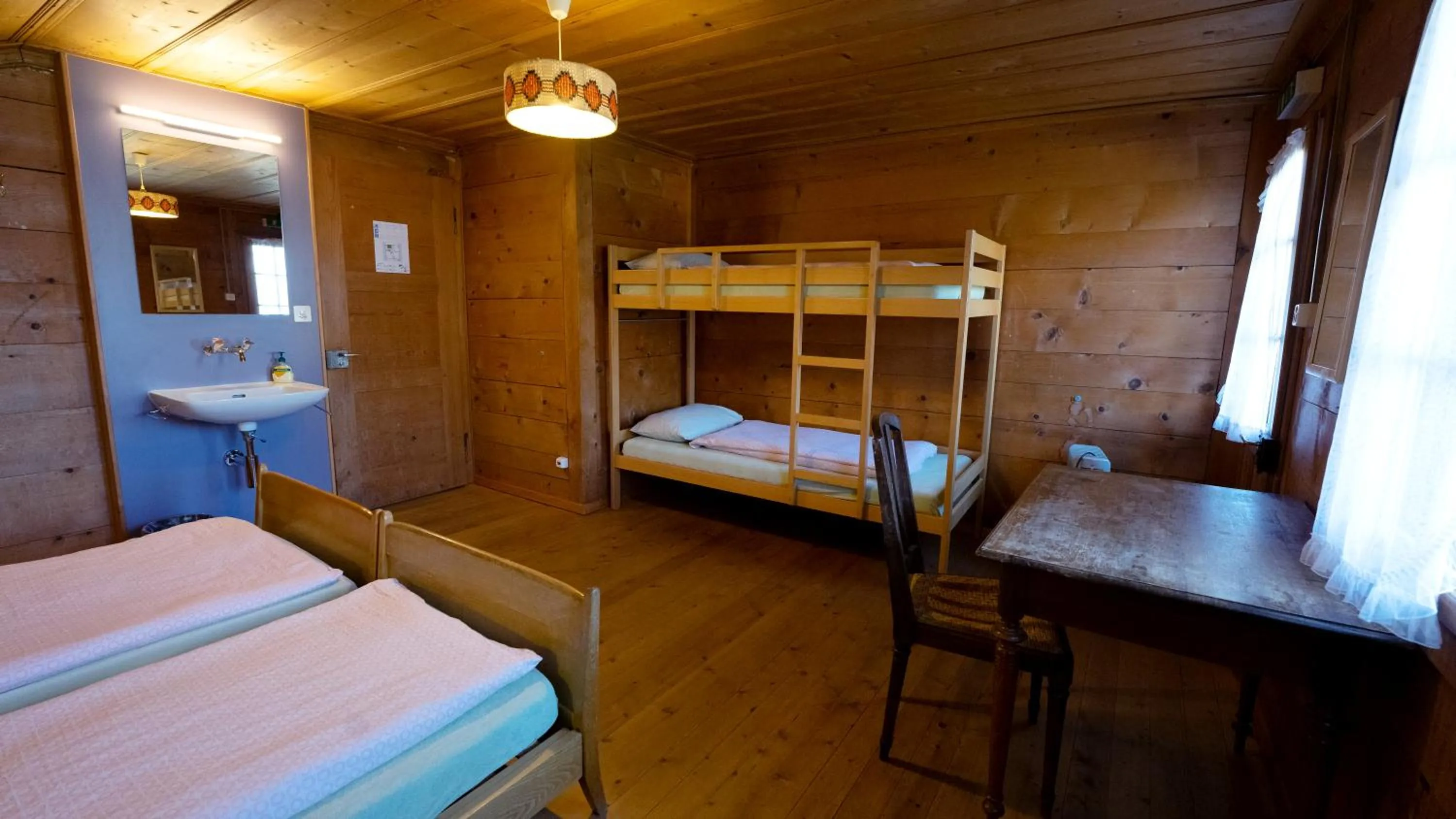 Photo of the whole room, Bed in Leissigen Youth Hostel