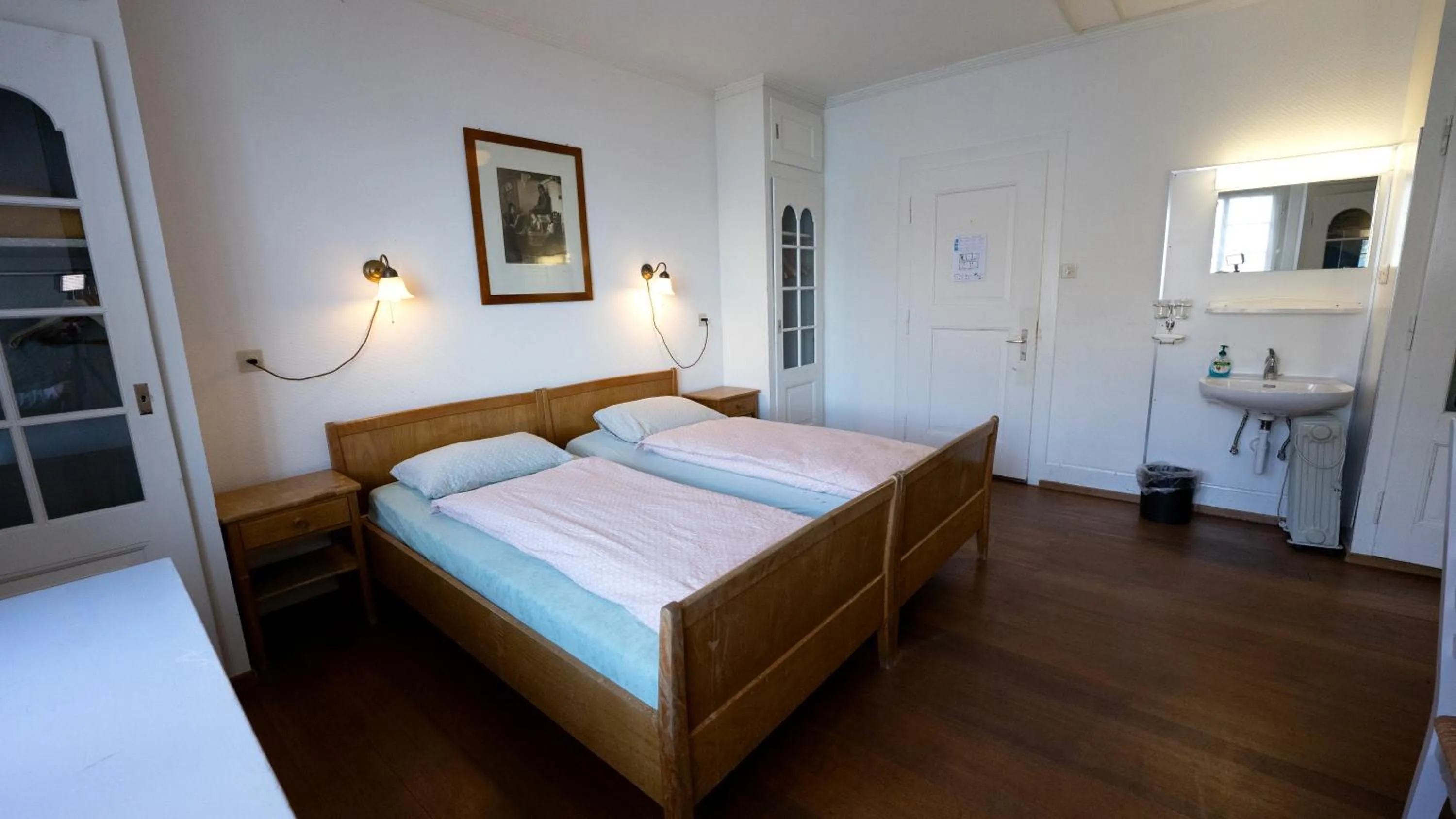 Photo of the whole room, Bed in Leissigen Youth Hostel