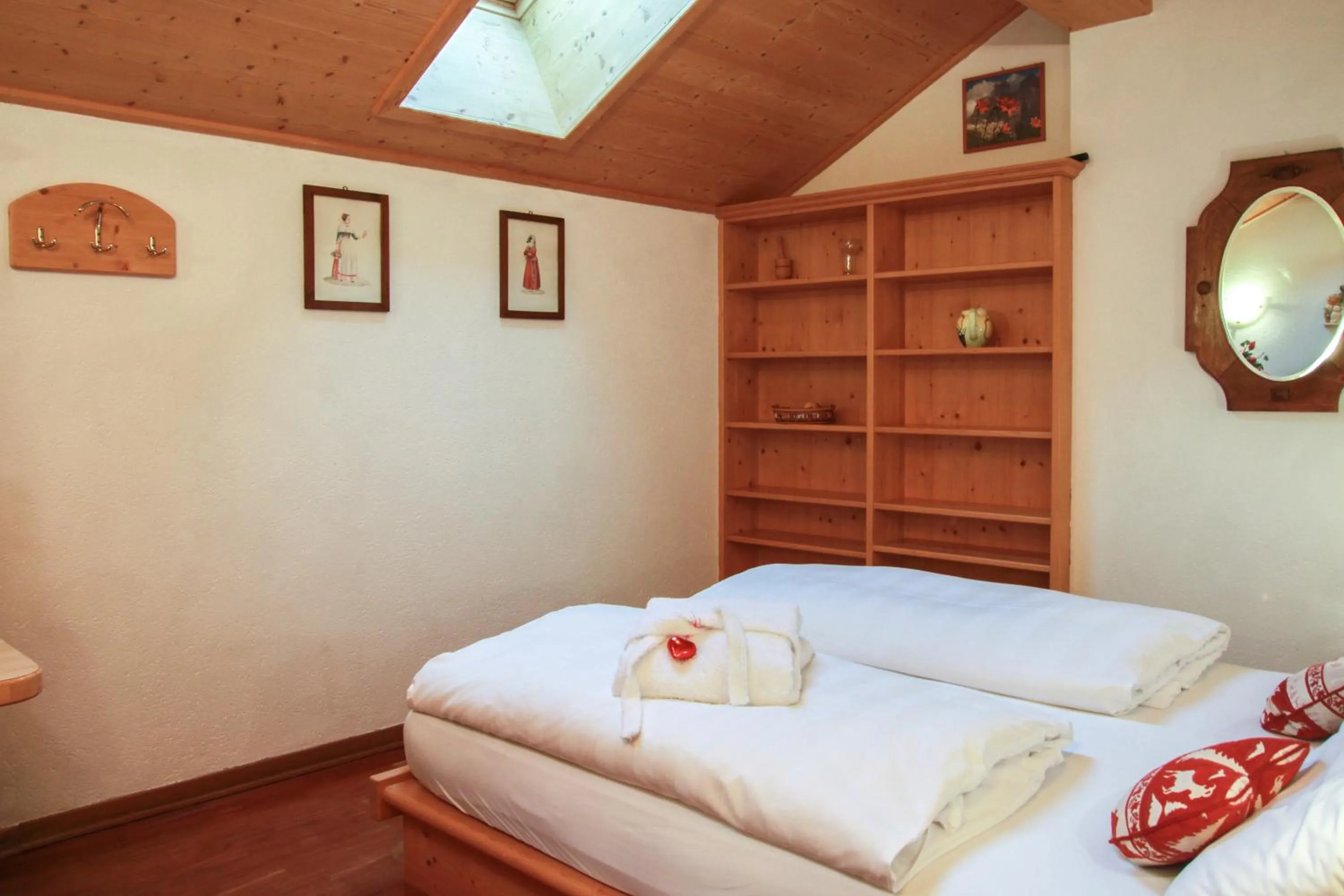 Photo of the whole room, Bed in Residence Salvan