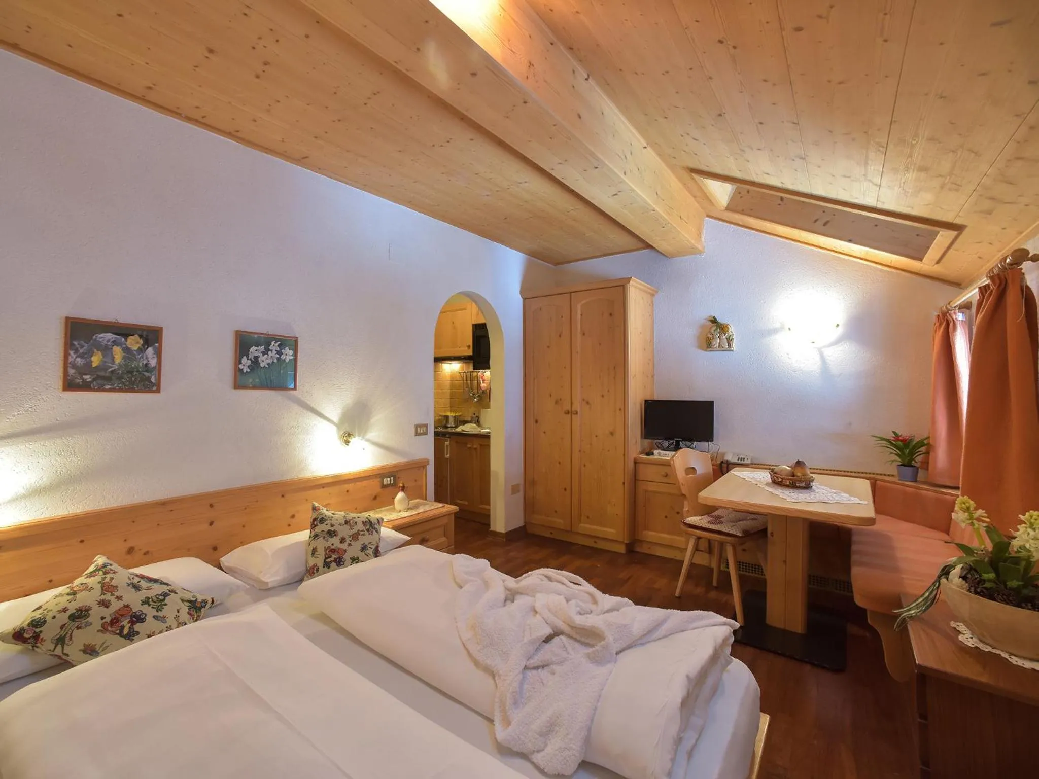 Living room, Bed in Residence Salvan