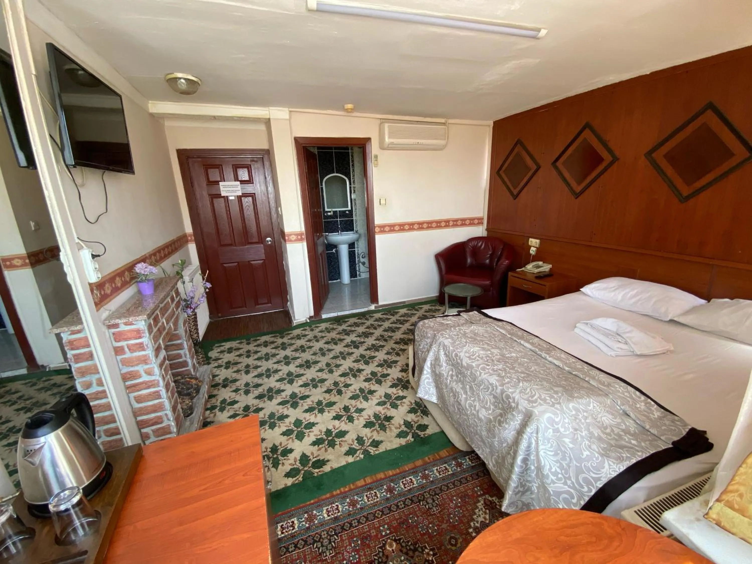 Photo of the whole room, Bed in Kadikoy Kervansaray Hotel