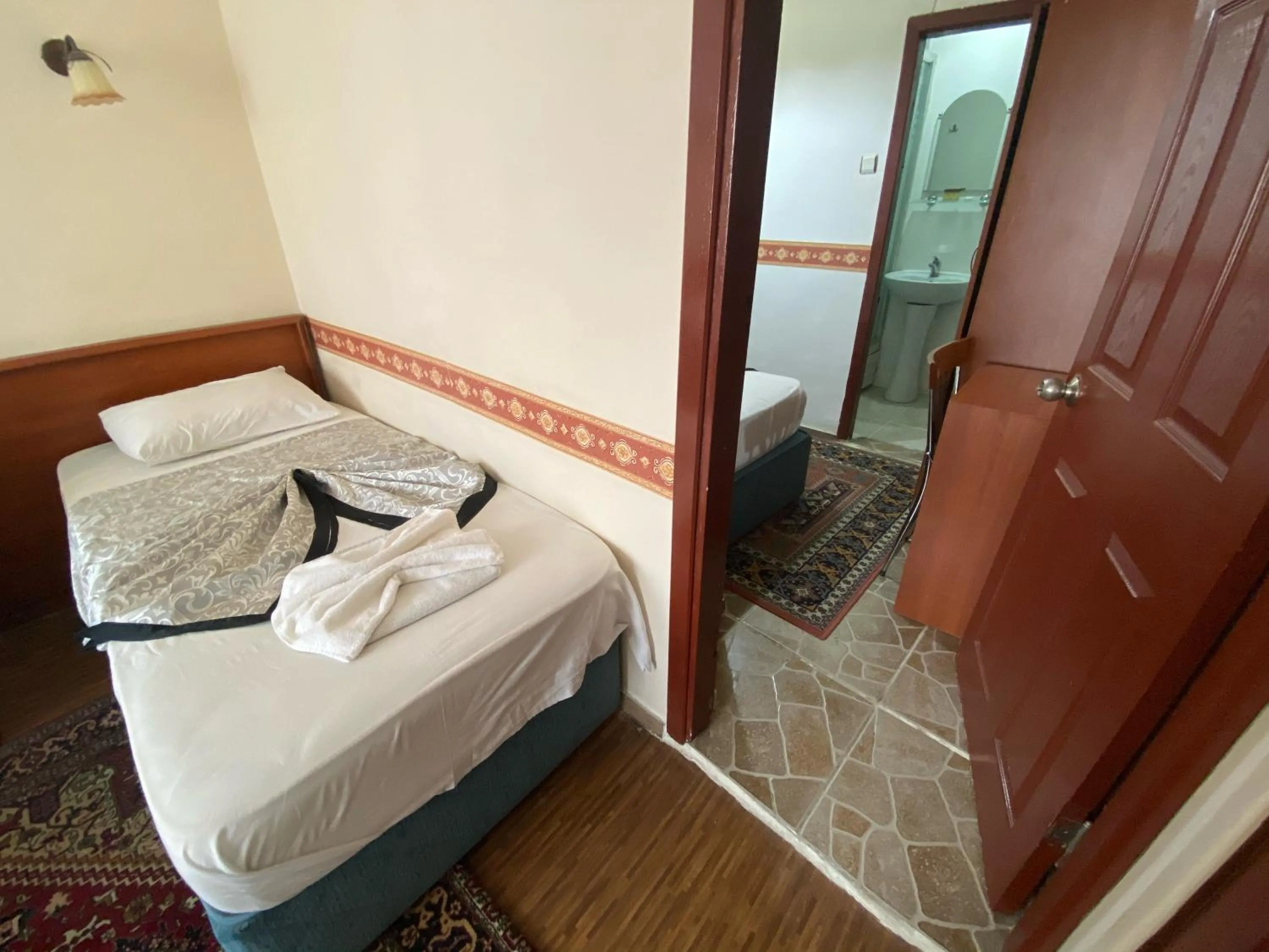 Photo of the whole room, Bed in Kadikoy Kervansaray Hotel