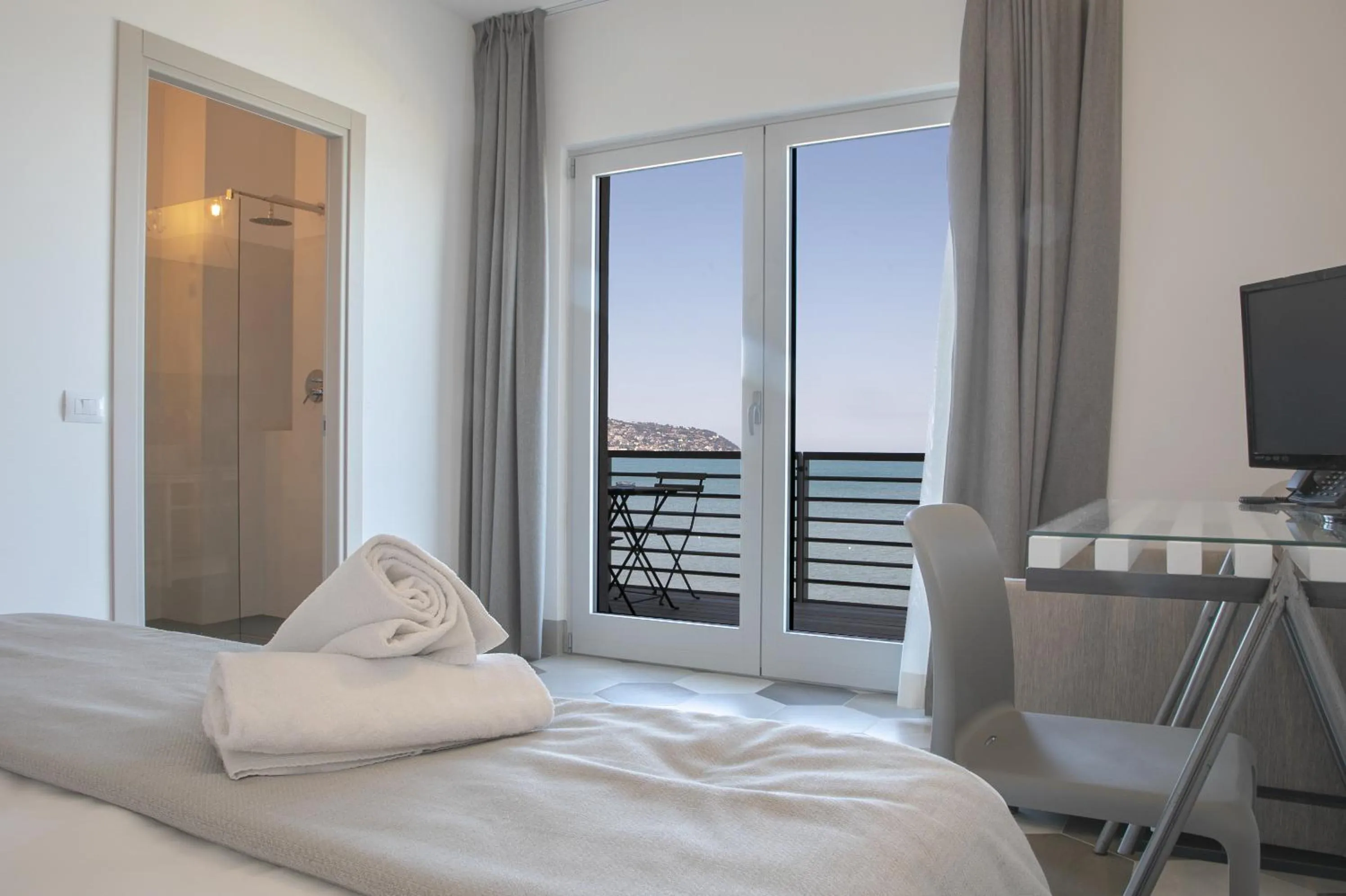 Balcony/Terrace, Bed in Hotel Villa Ambra