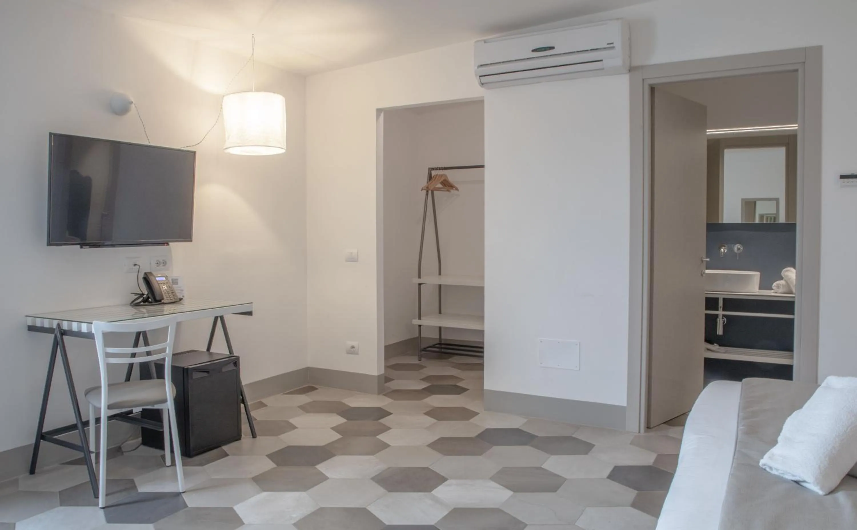 TV and multimedia in Hotel Villa Ambra