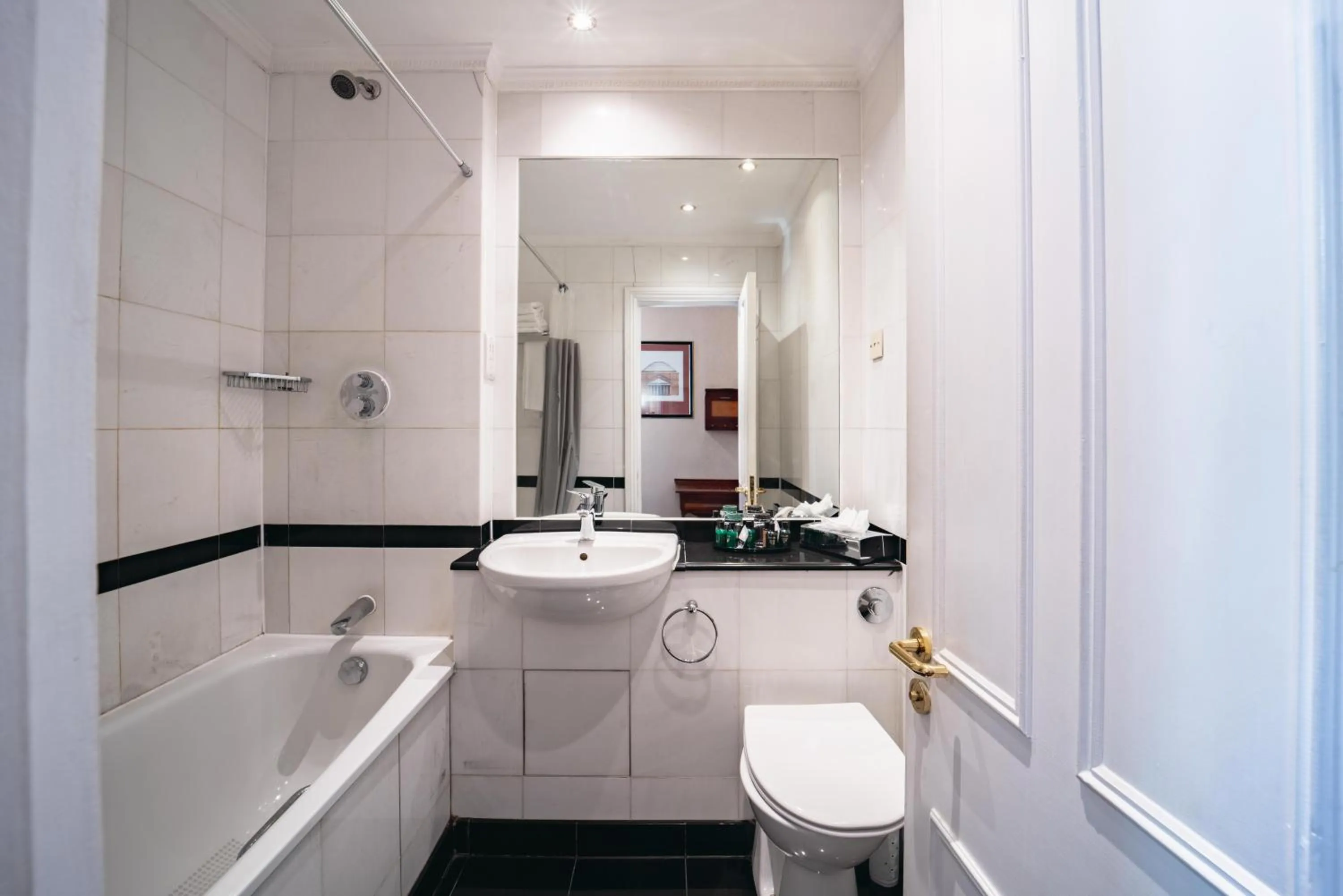 Toilet in Grange Clarendon Hotel